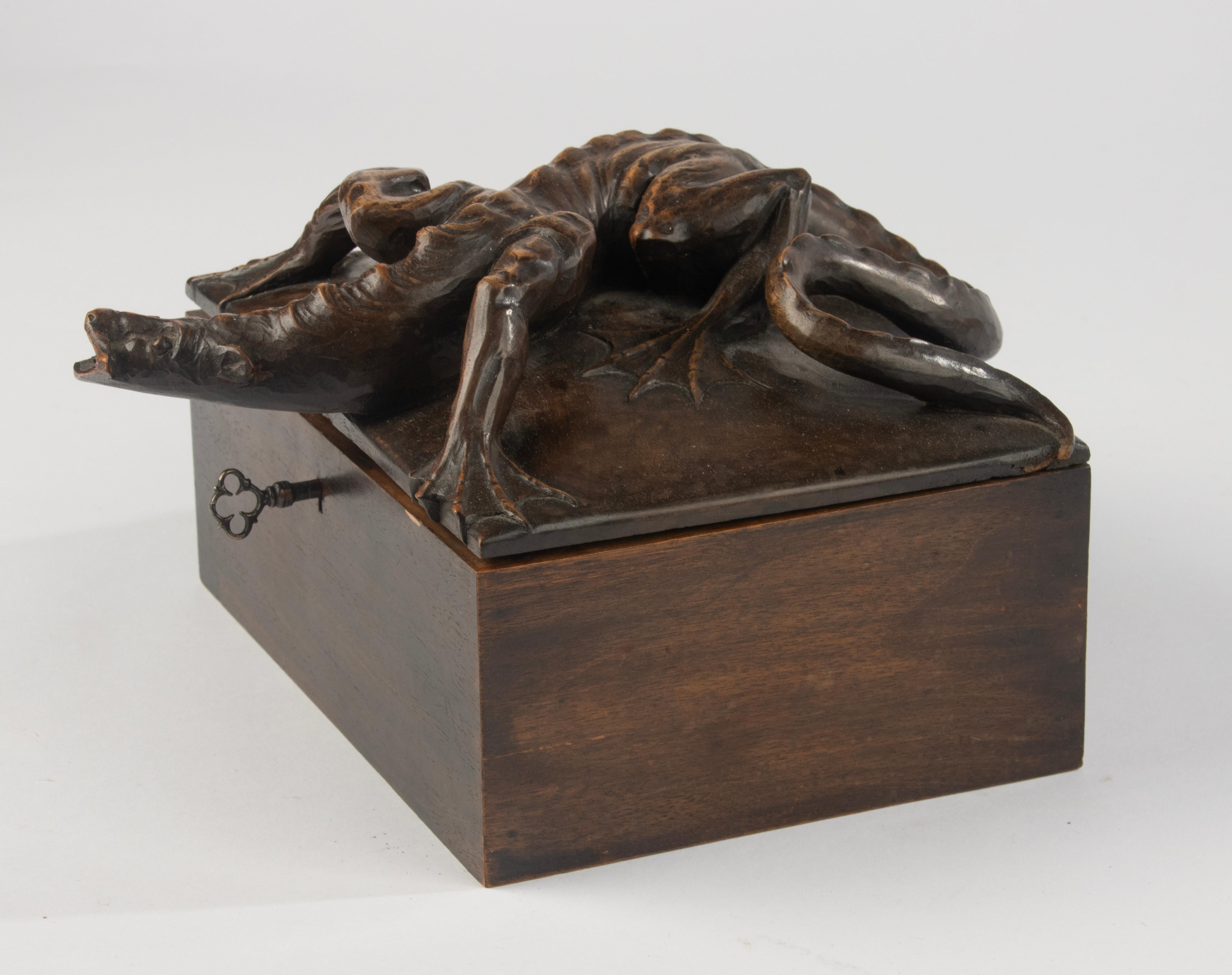Boîte en bois de la fin du 19e siècle - Black Forest - Noyer sculpté - Motif de dragon en vente 4
