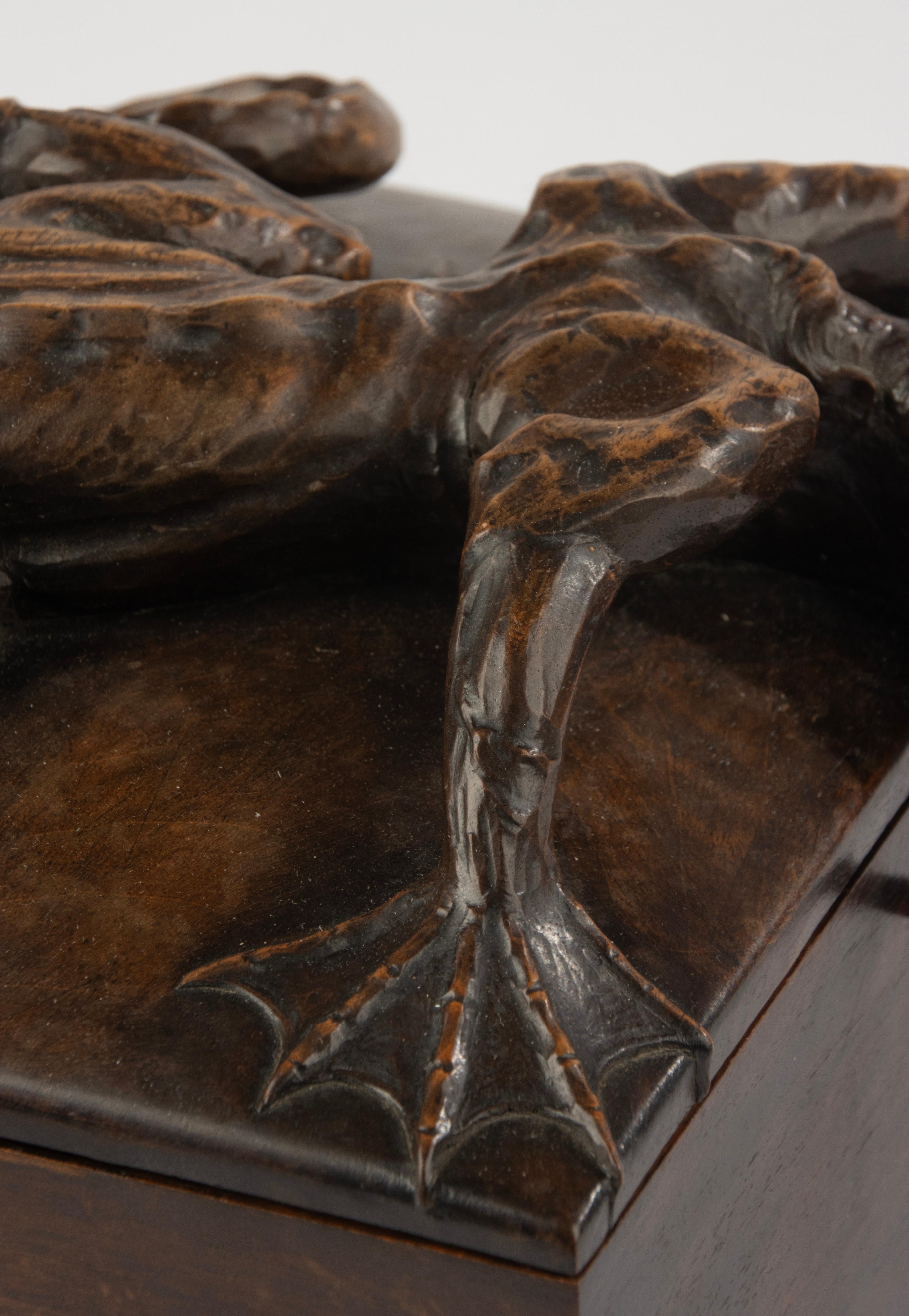 Boîte en bois de la fin du 19e siècle - Black Forest - Noyer sculpté - Motif de dragon en vente 5