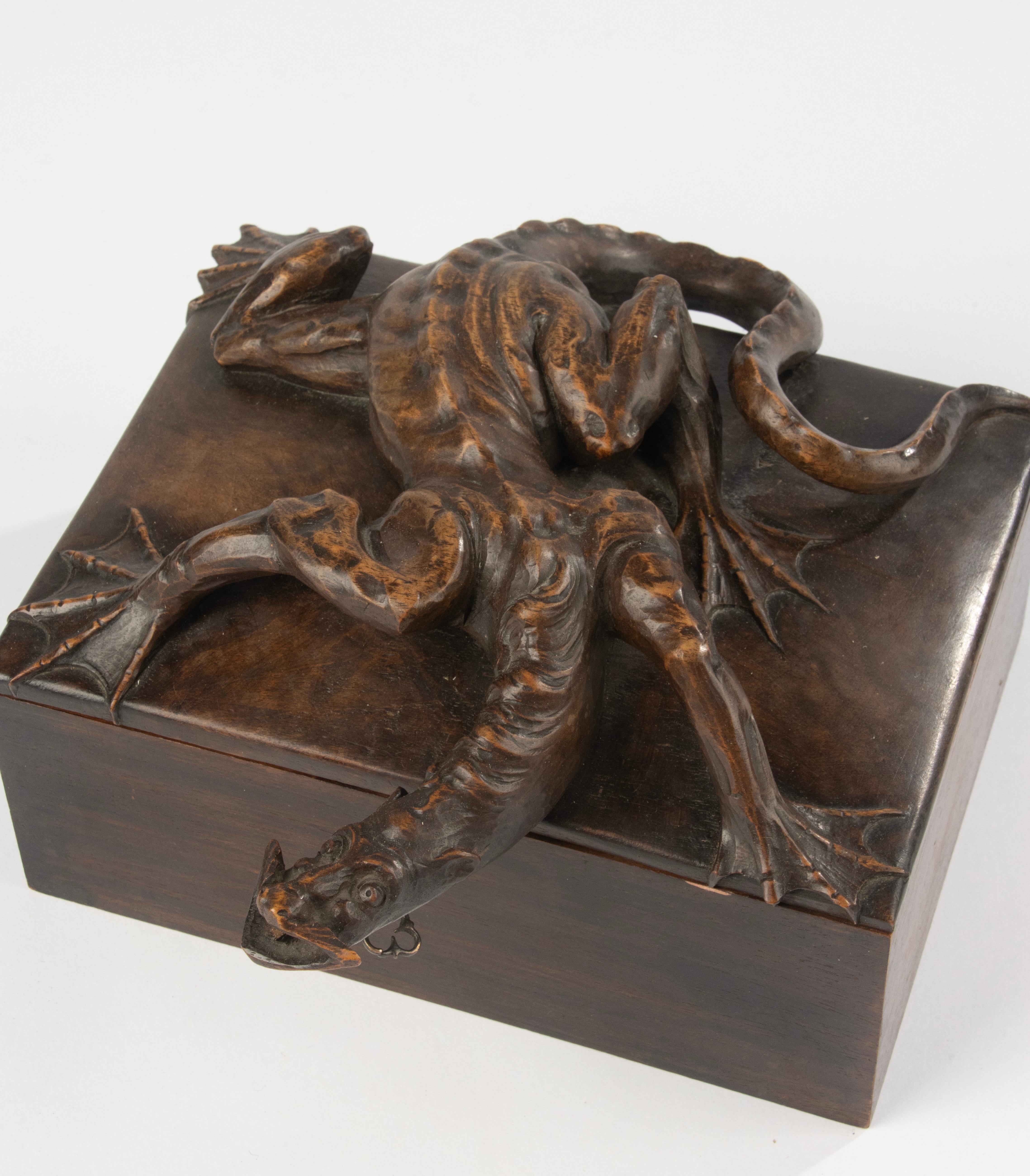Boîte en bois de la fin du 19e siècle - Black Forest - Noyer sculpté - Motif de dragon en vente 6