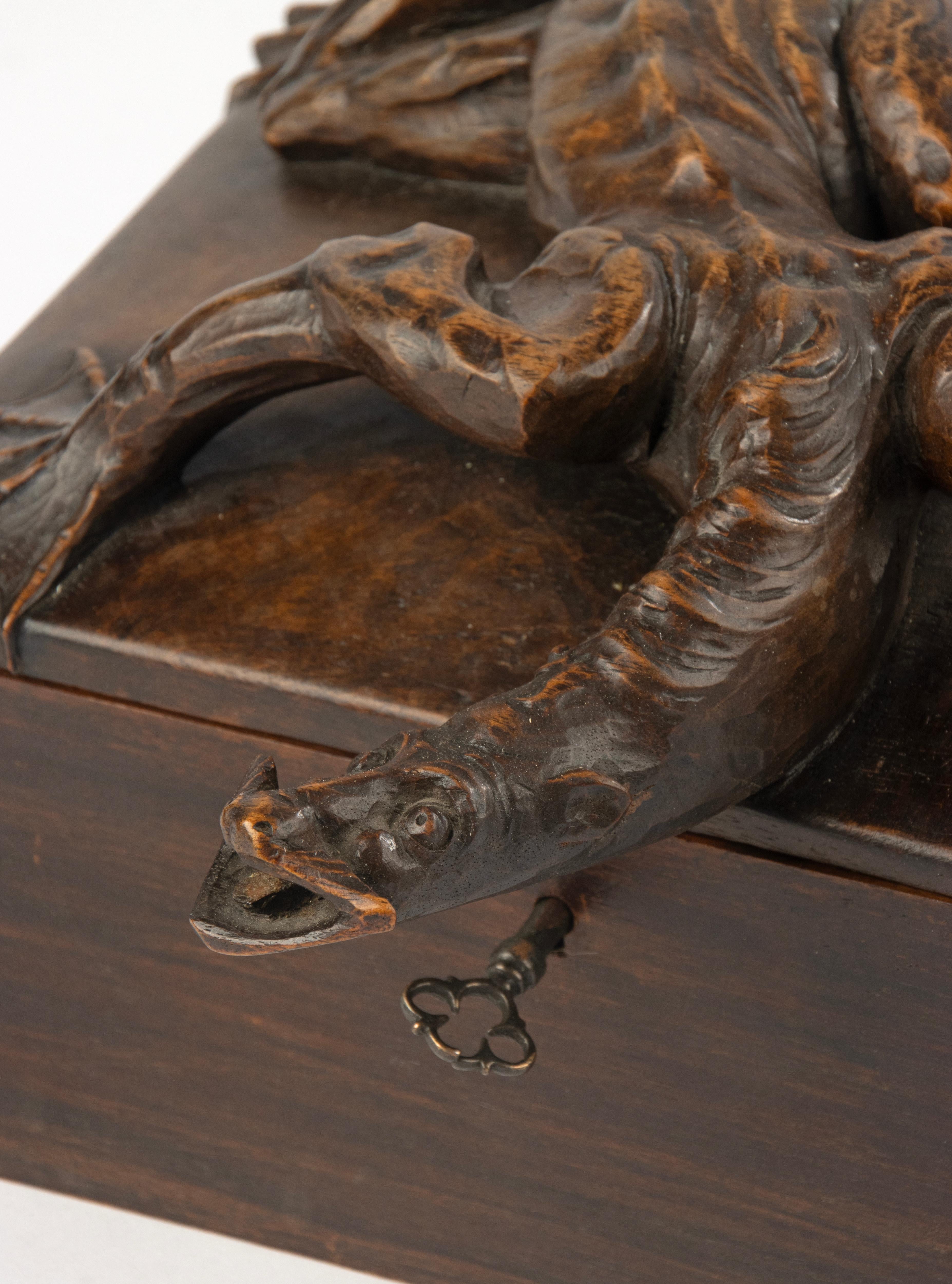 Boîte en bois de la fin du 19e siècle - Black Forest - Noyer sculpté - Motif de dragon en vente 7