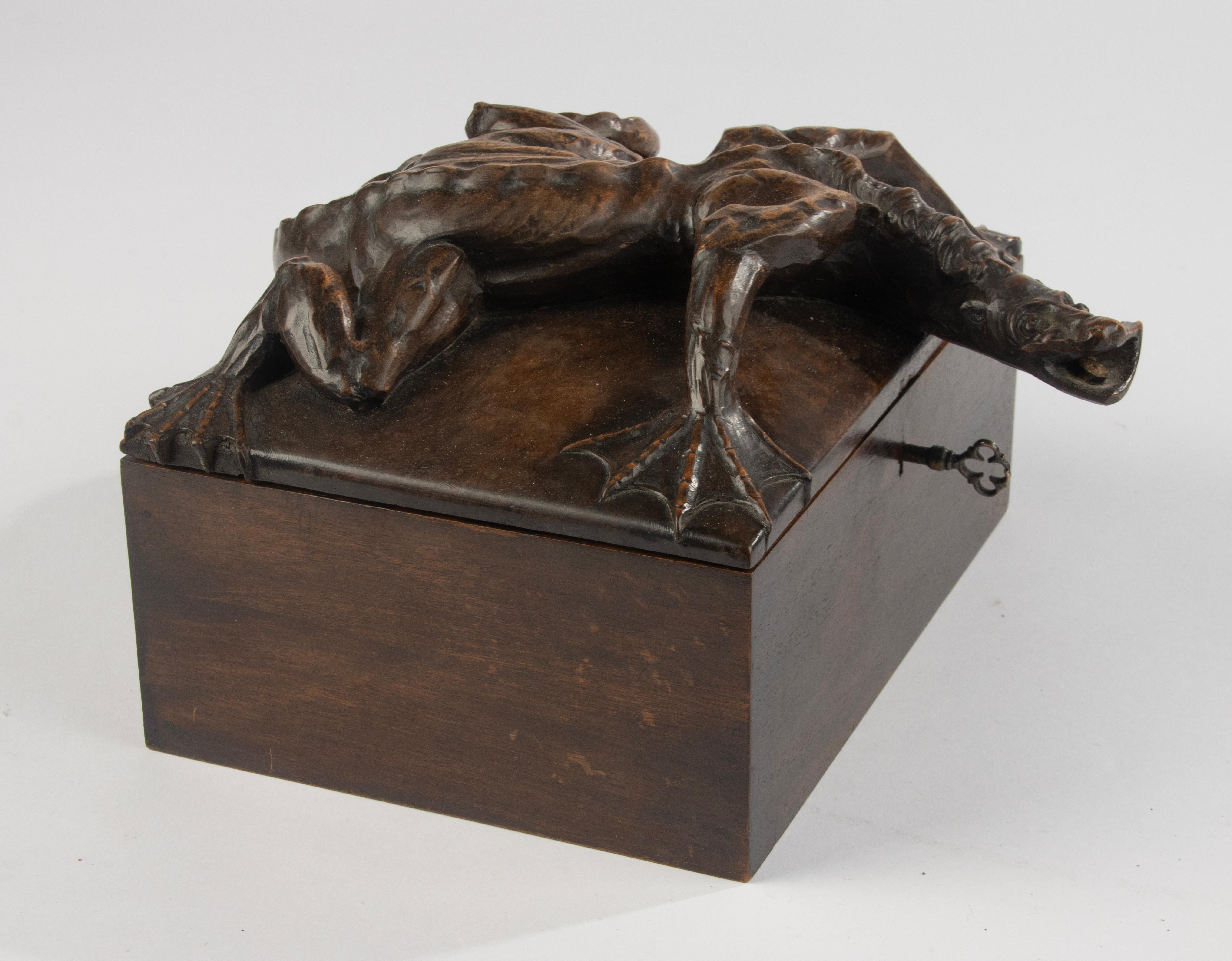 Boîte en bois de la fin du 19e siècle - Black Forest - Noyer sculpté - Motif de dragon en vente 8