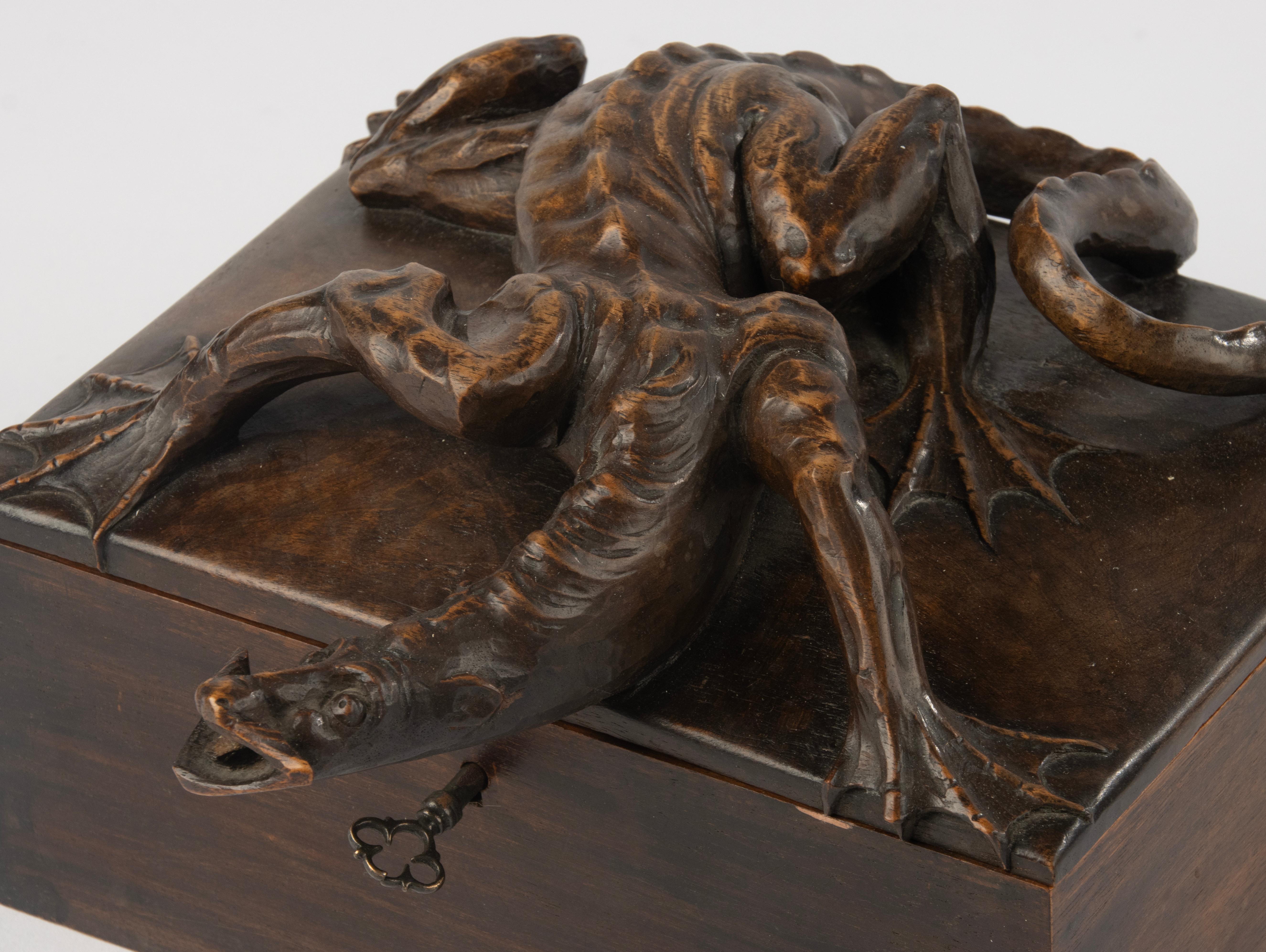 Forêt-Noire Boîte en bois de la fin du 19e siècle - Black Forest - Noyer sculpté - Motif de dragon en vente
