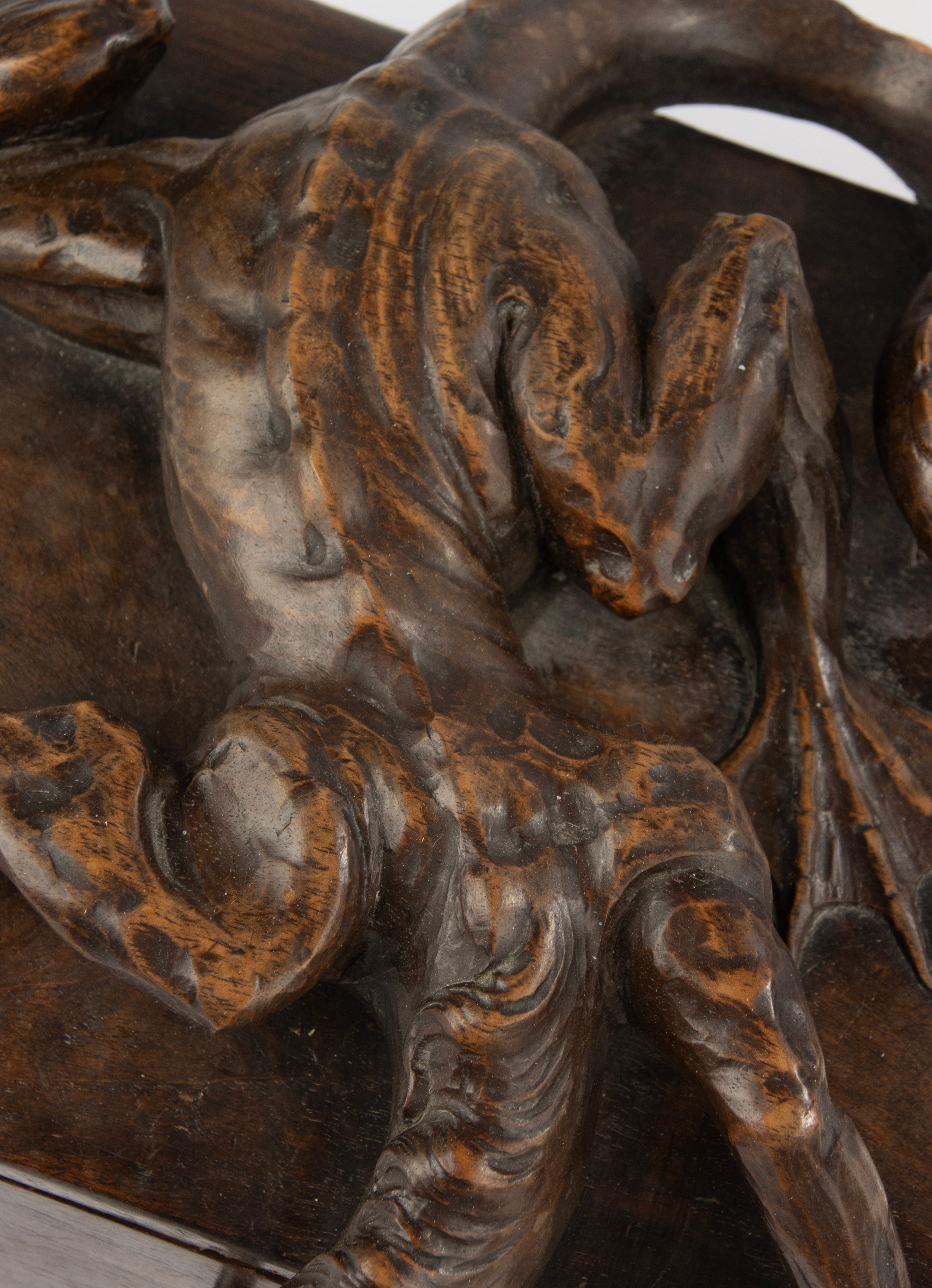 Sculpté à la main Boîte en bois de la fin du 19e siècle - Black Forest - Noyer sculpté - Motif de dragon en vente