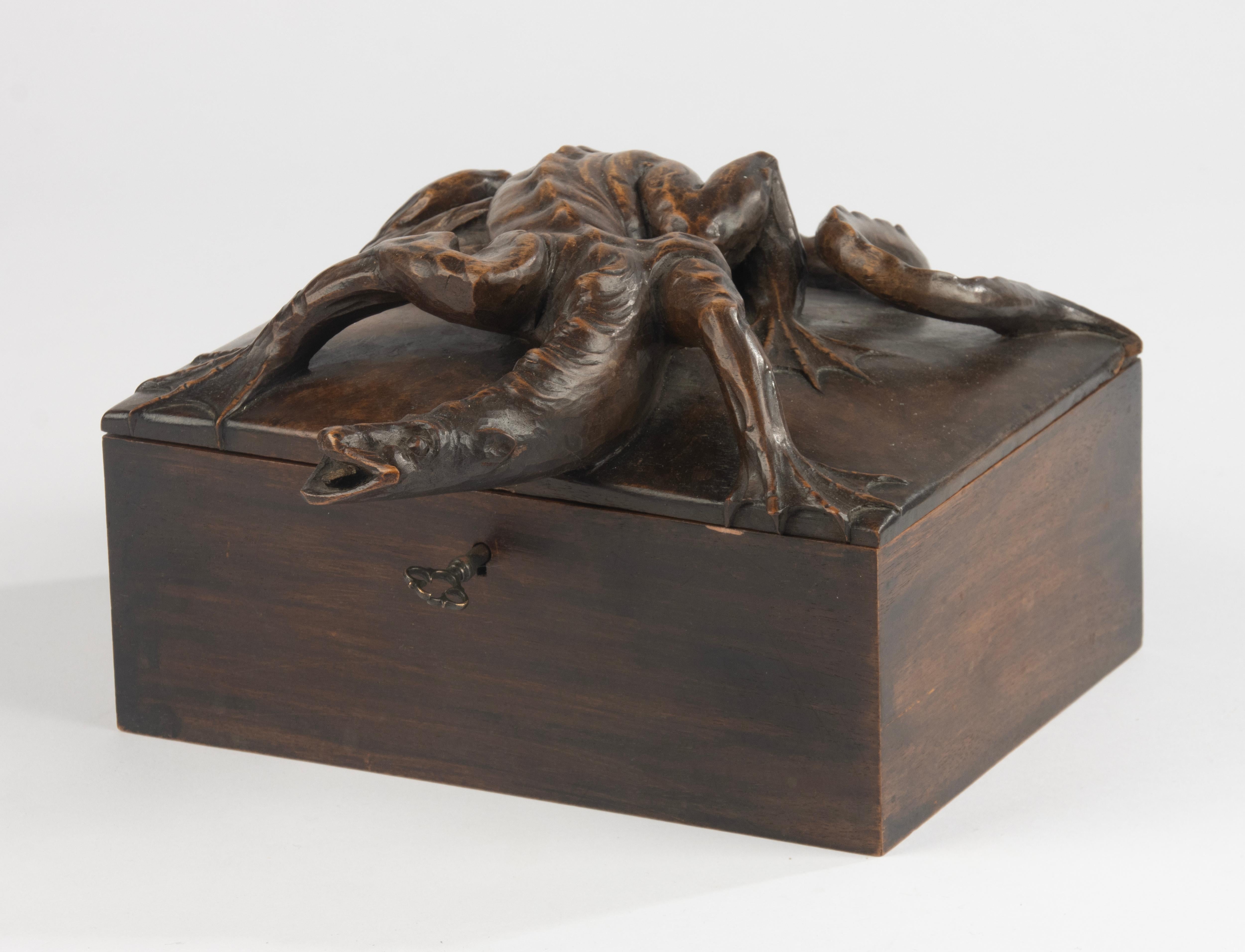 Boîte en bois de la fin du 19e siècle - Black Forest - Noyer sculpté - Motif de dragon Bon état - En vente à Casteren, Noord-Brabant