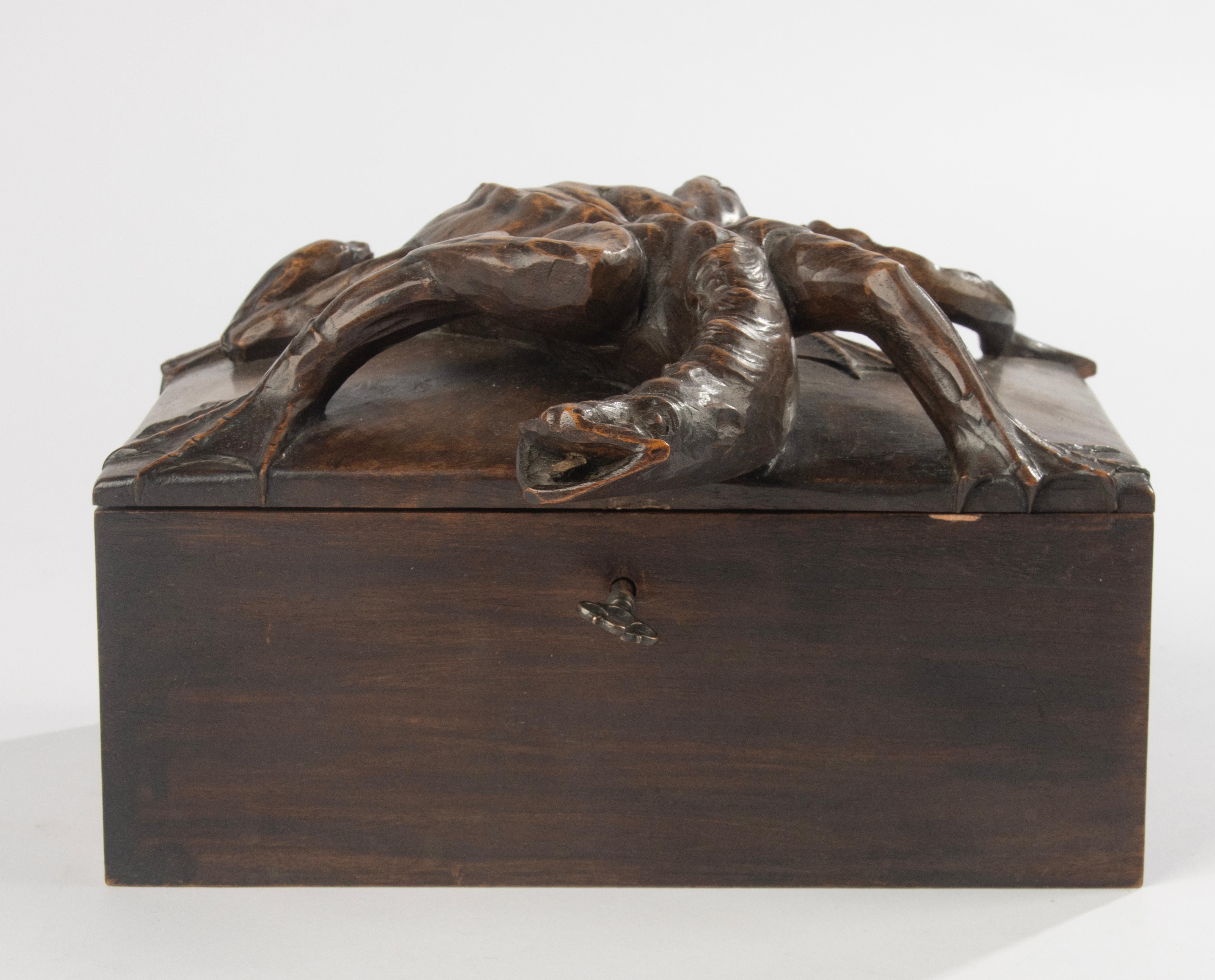 Boîte en bois de la fin du 19e siècle - Black Forest - Noyer sculpté - Motif de dragon en vente 1