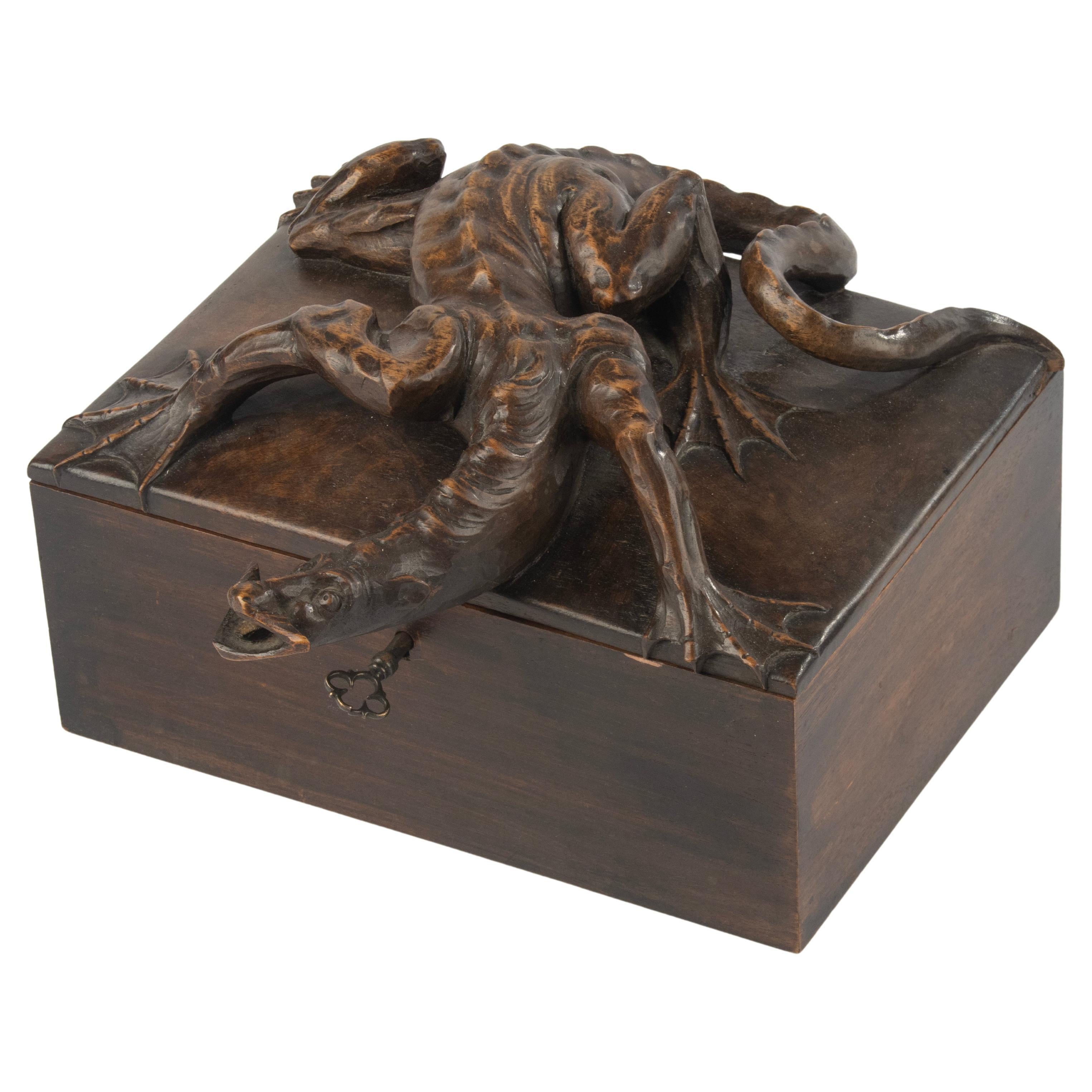 Boîte en bois de la fin du 19e siècle - Black Forest - Noyer sculpté - Motif de dragon en vente