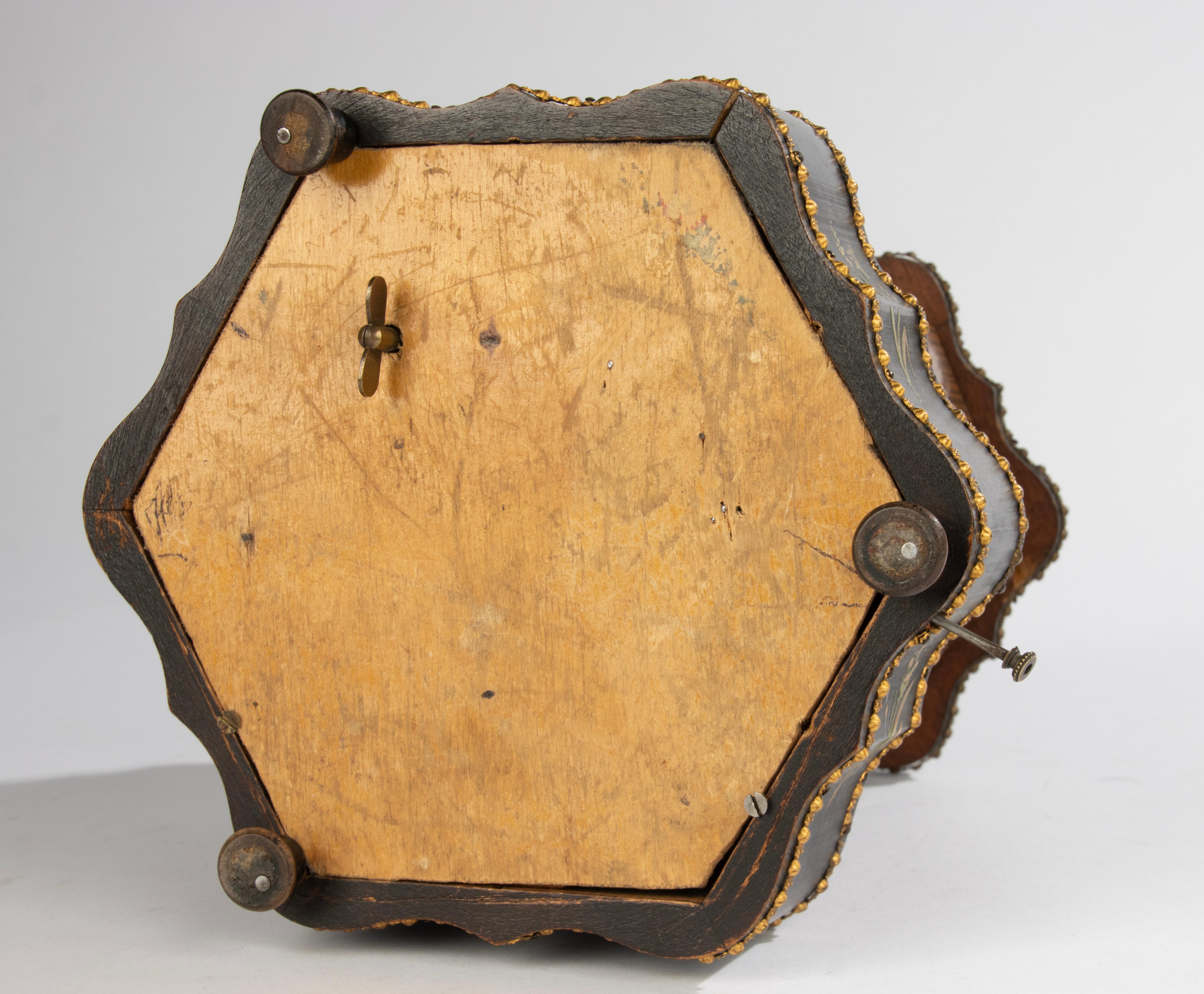 Carosello per sigari in legno della fine del XIX secolo con musica in vendita 7