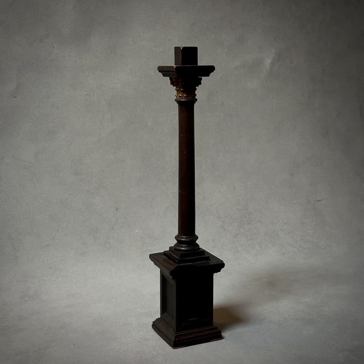 Questo modello di colonna neoclassica della fine del XIX secolo, proveniente dalla Francia, vanta un'esperta maestria artigianale con il suo capitello corinzio finemente intagliato e evidenziato in oro, contrapposto al netto contrasto del fusto in
