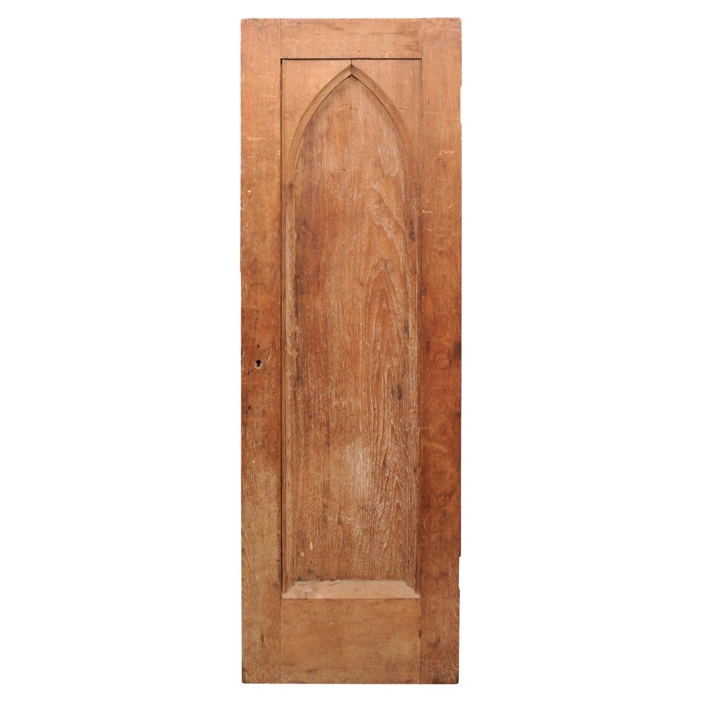 Holztür aus dem späten 19. Jahrhundert mit Bogendetails im gotischen Stil