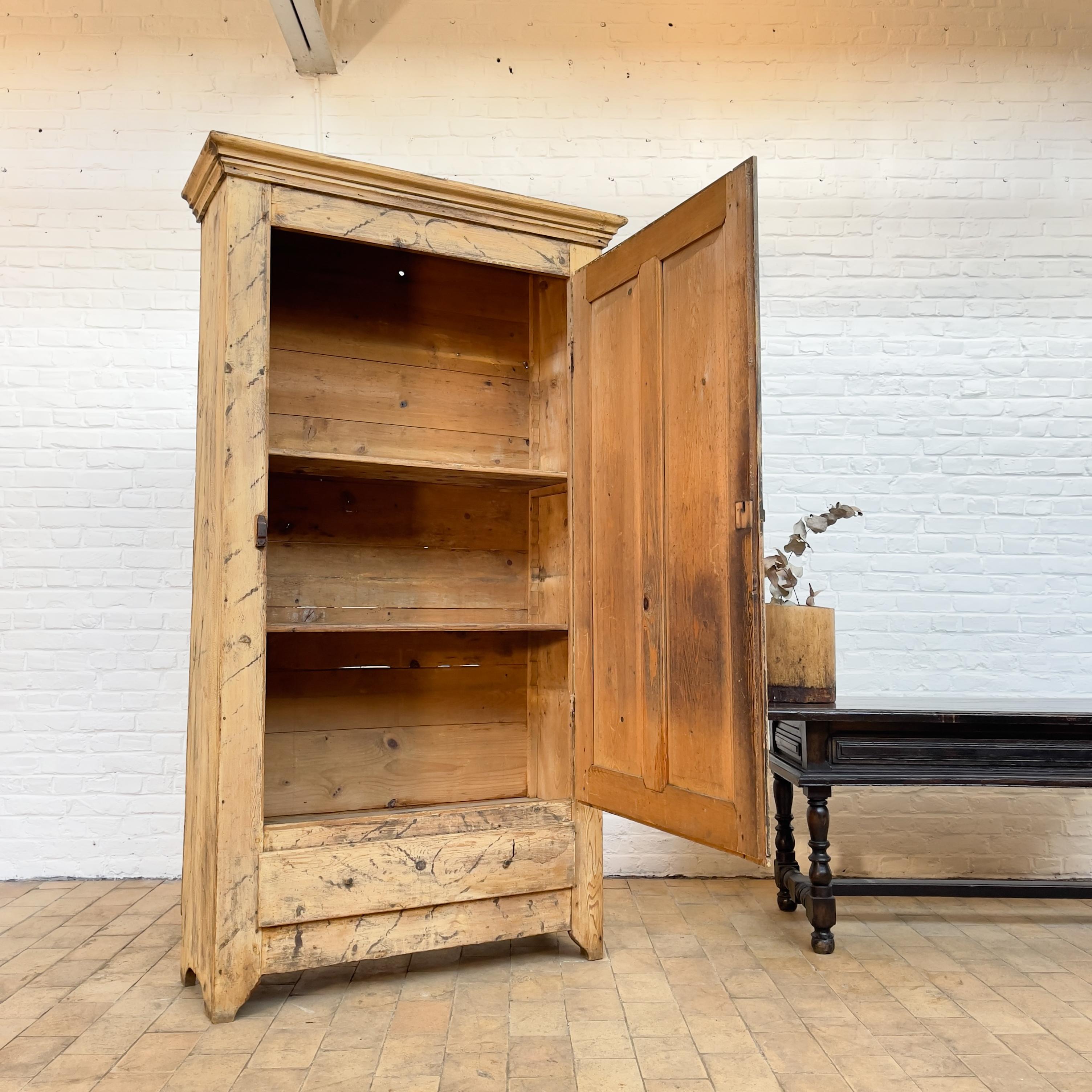 Late 19th century wooden wardrobe.
Original patina.
1 Doors and 1 drawer.
Interior shelves.
Good condition.