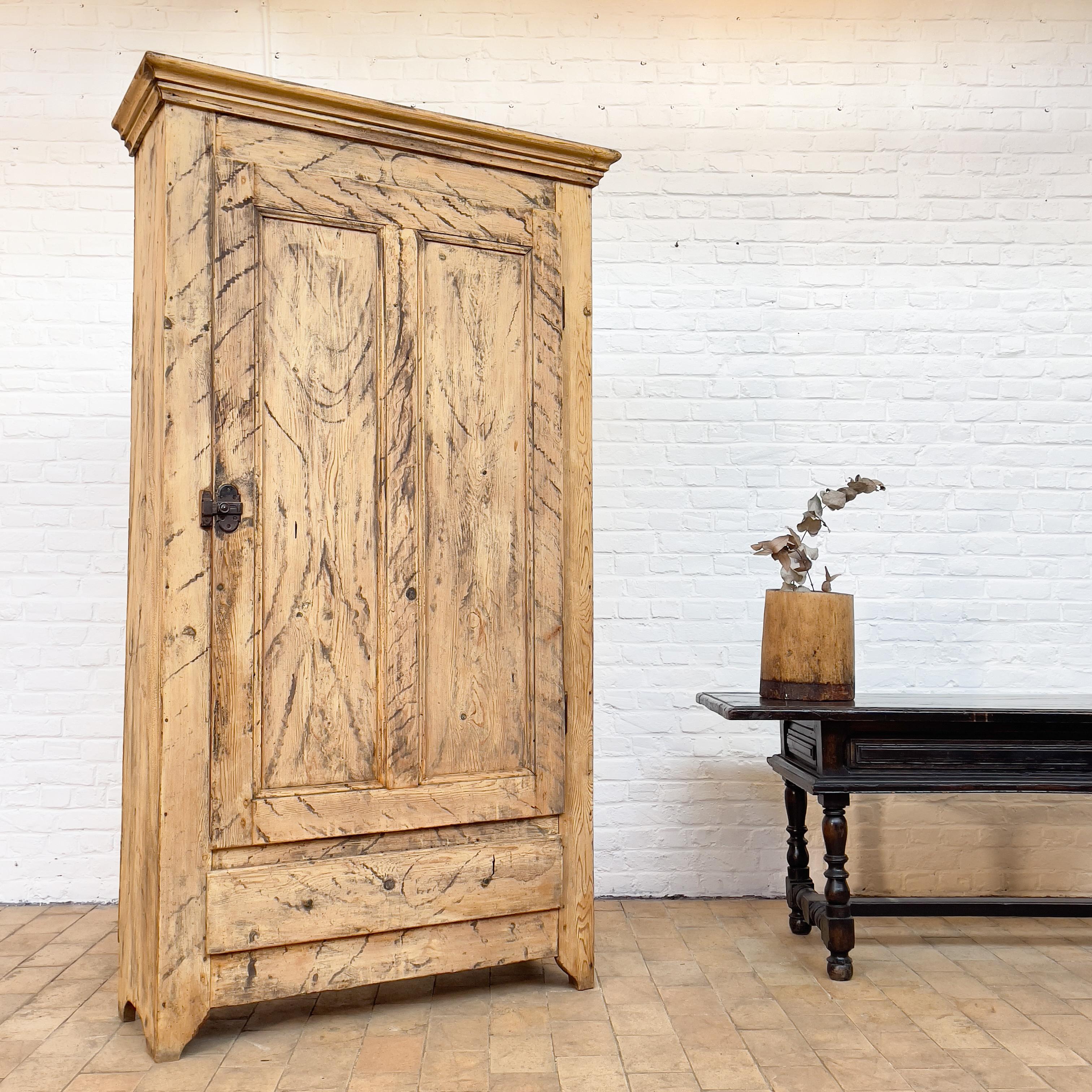Late 19th Century Wooden French Wardrobe In Good Condition For Sale In TOURCOING, FR