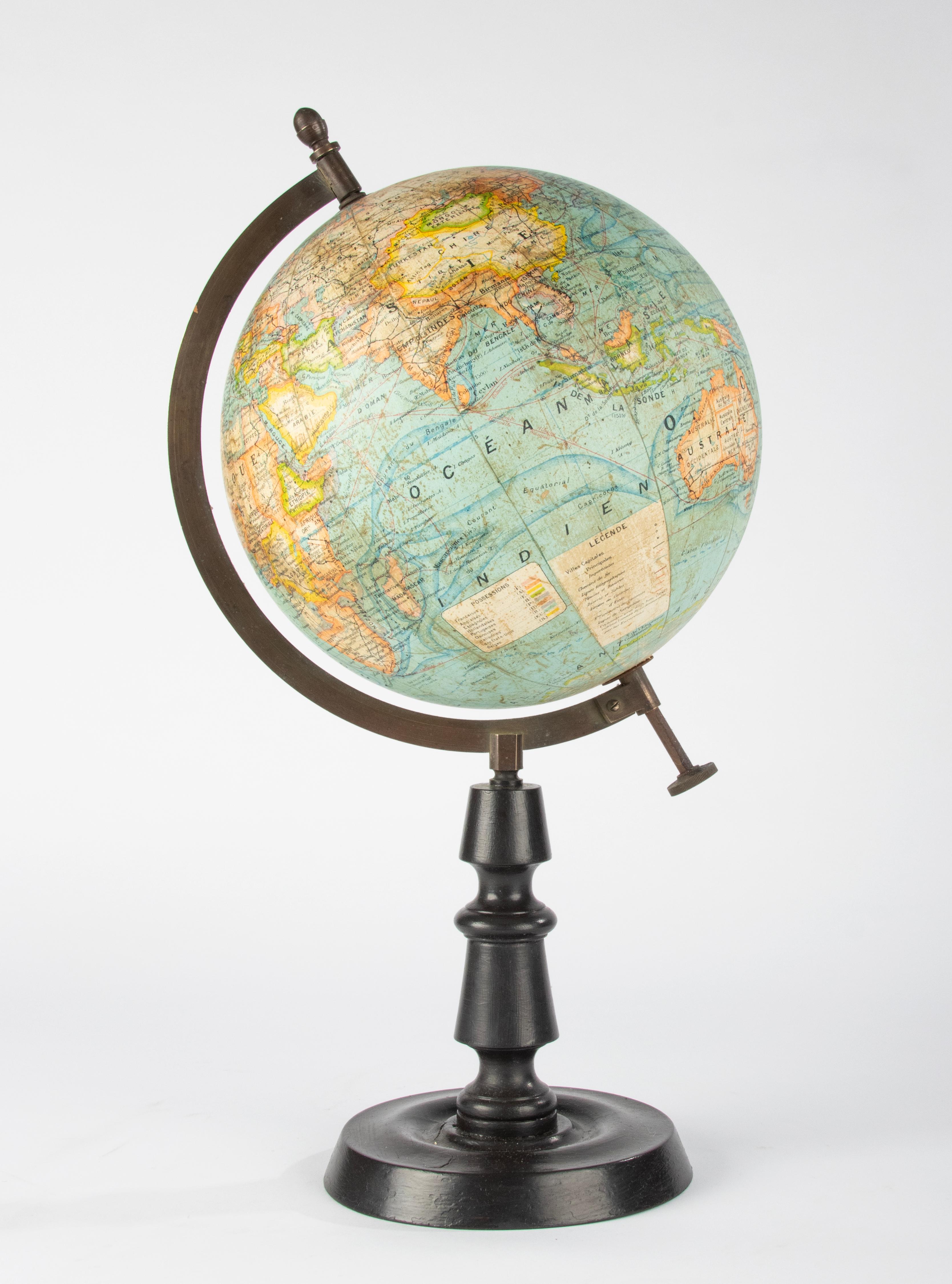 World Globe des späten 19. Jahrhunderts – herausgegeben von J. Forest Paris – Globe Terrestre (Belle Époque)