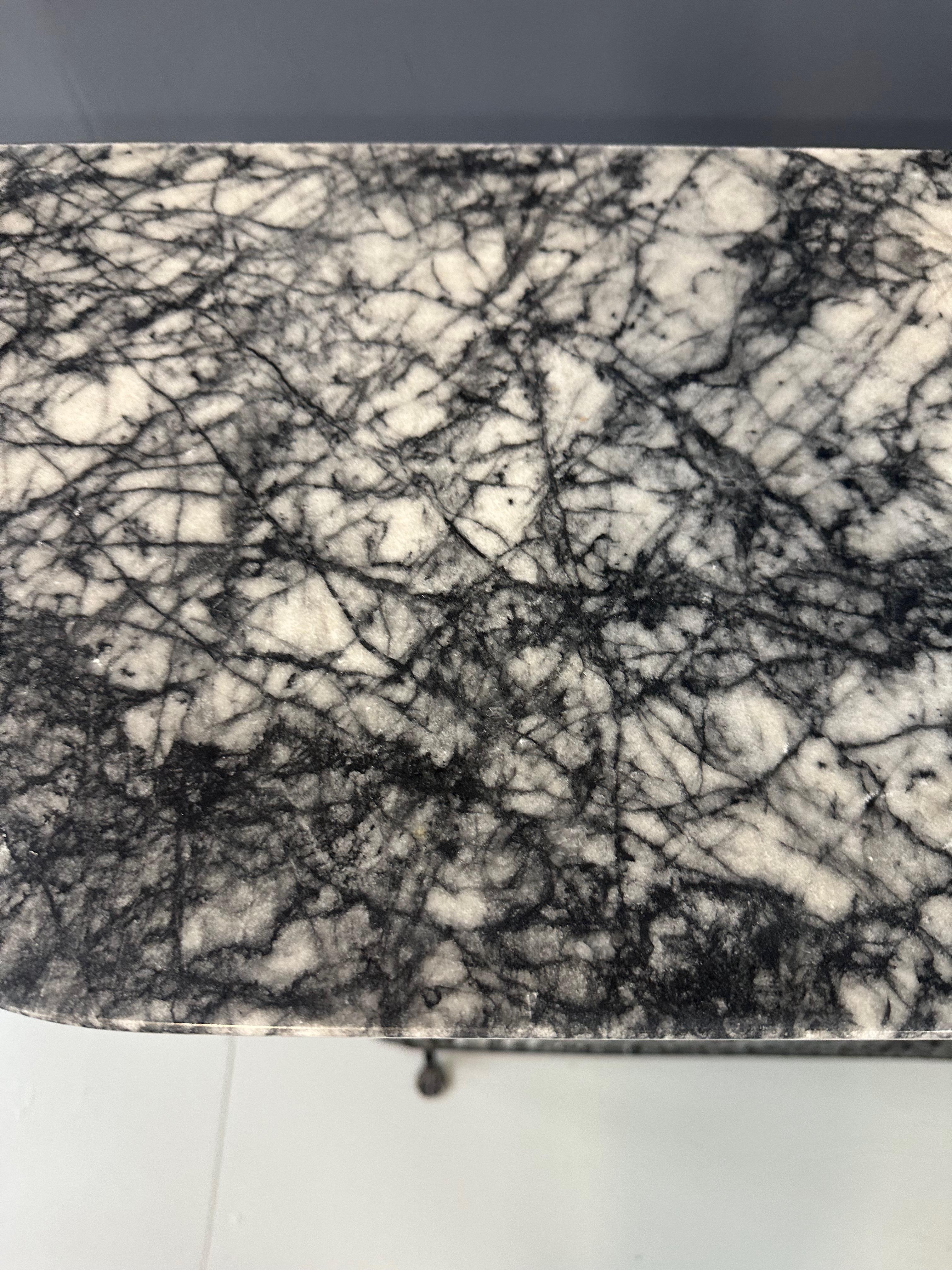 Cubreradiador de hierro forjado y mármol de finales del siglo XIX procedente de un apartamento de Nueva York en venta 1