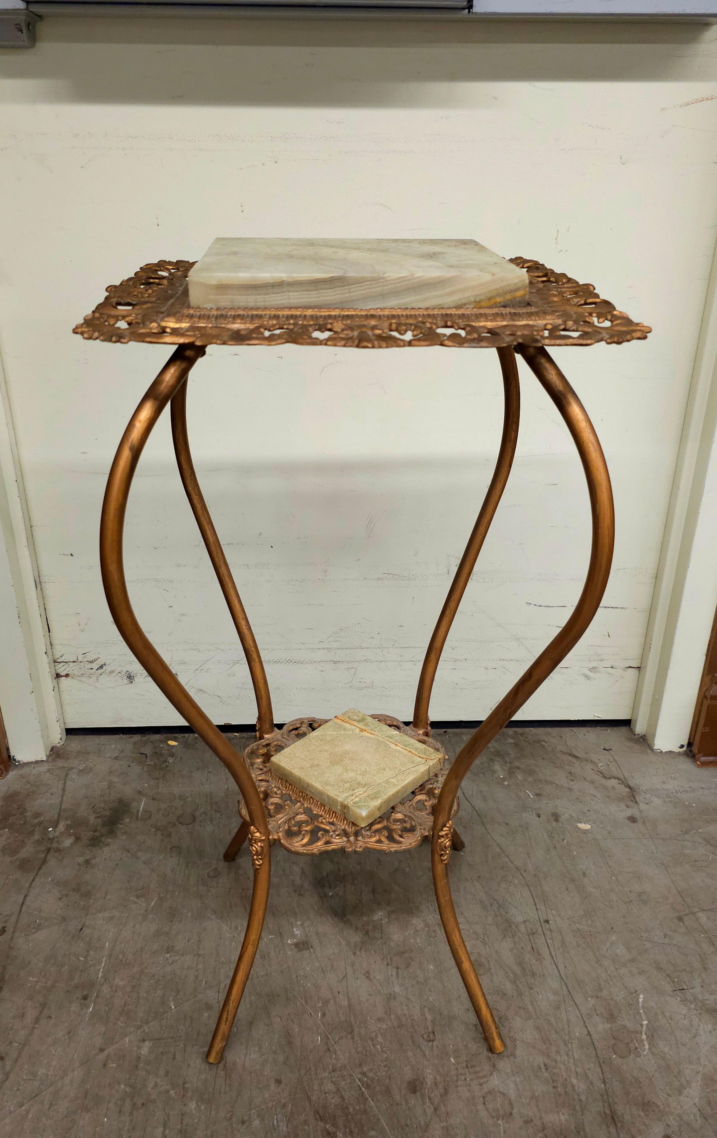Pedestal de latón victoriano con tapa de ónice, mesa auxiliar y soporte para plantas.
Mide 14