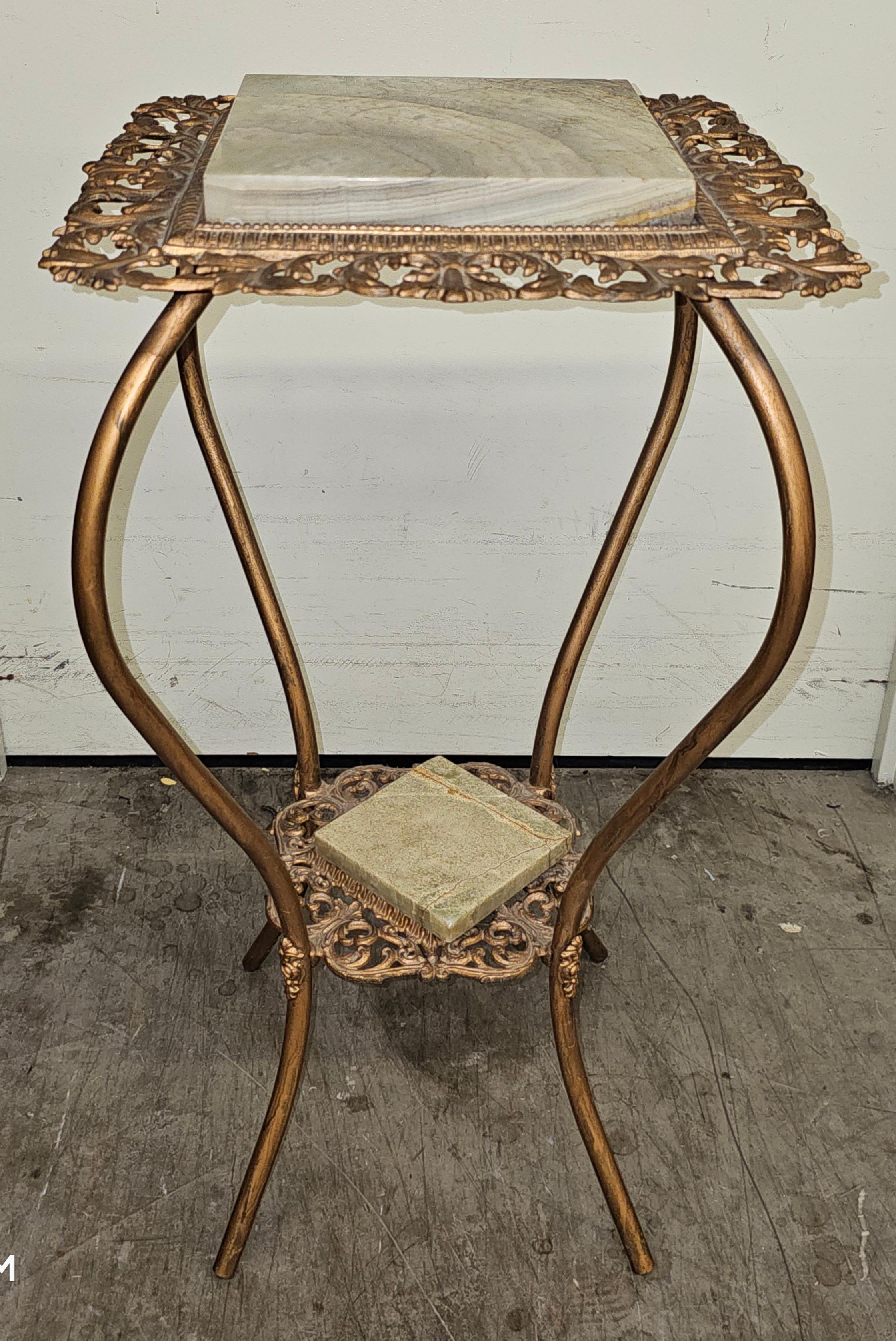 Mesa auxiliar con pedestal de latón y ónix de finales del s. XIX Victoriano en venta