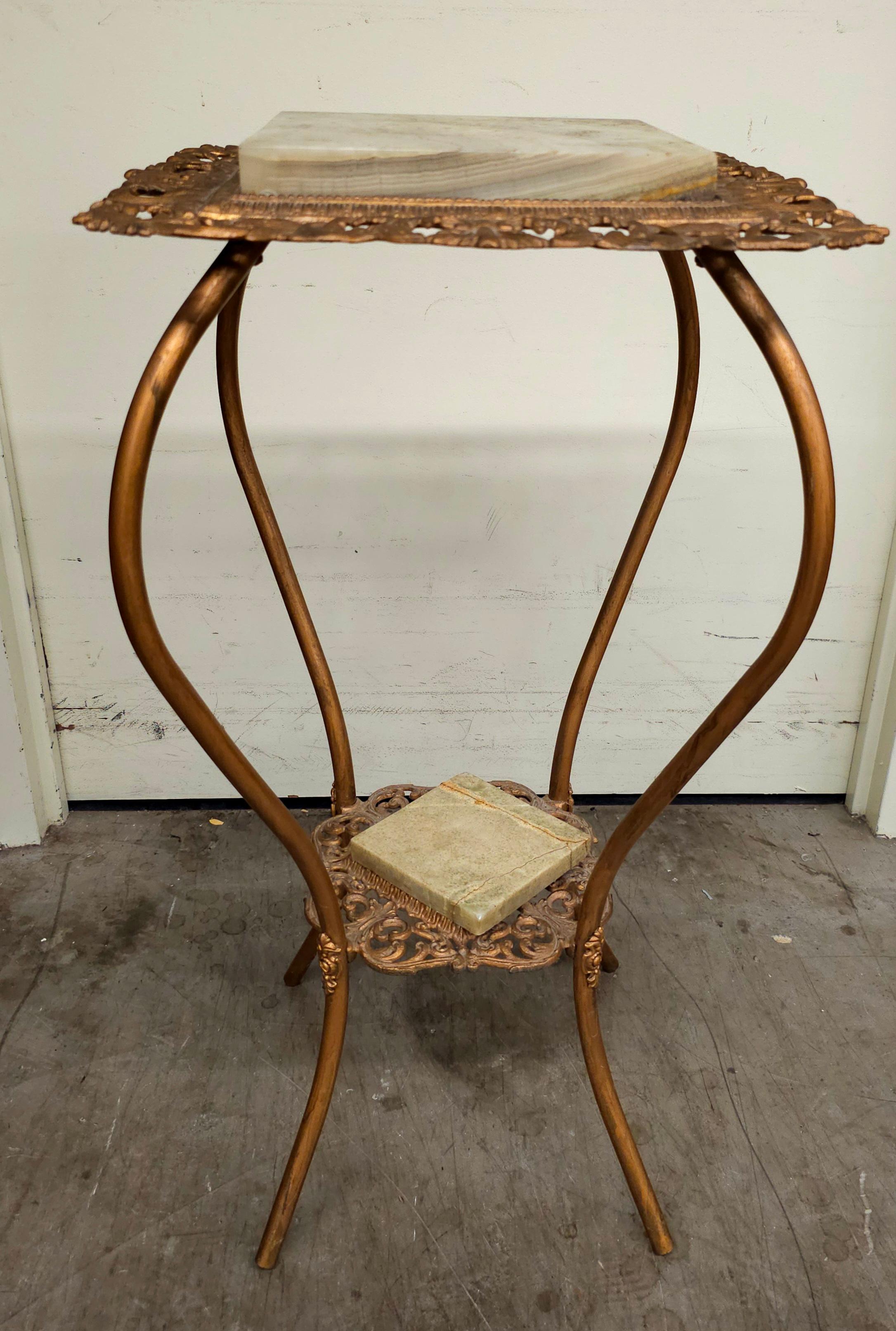 Mesa auxiliar con pedestal de latón y ónix de finales del s. XIX Estadounidense en venta