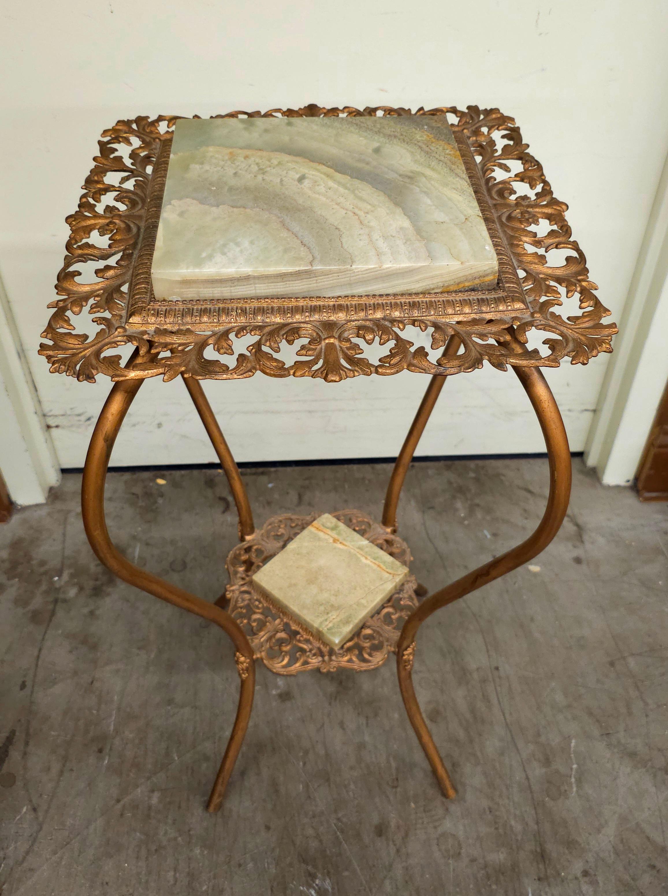 Mesa auxiliar con pedestal de latón y ónix de finales del s. XIX Metalistería en venta