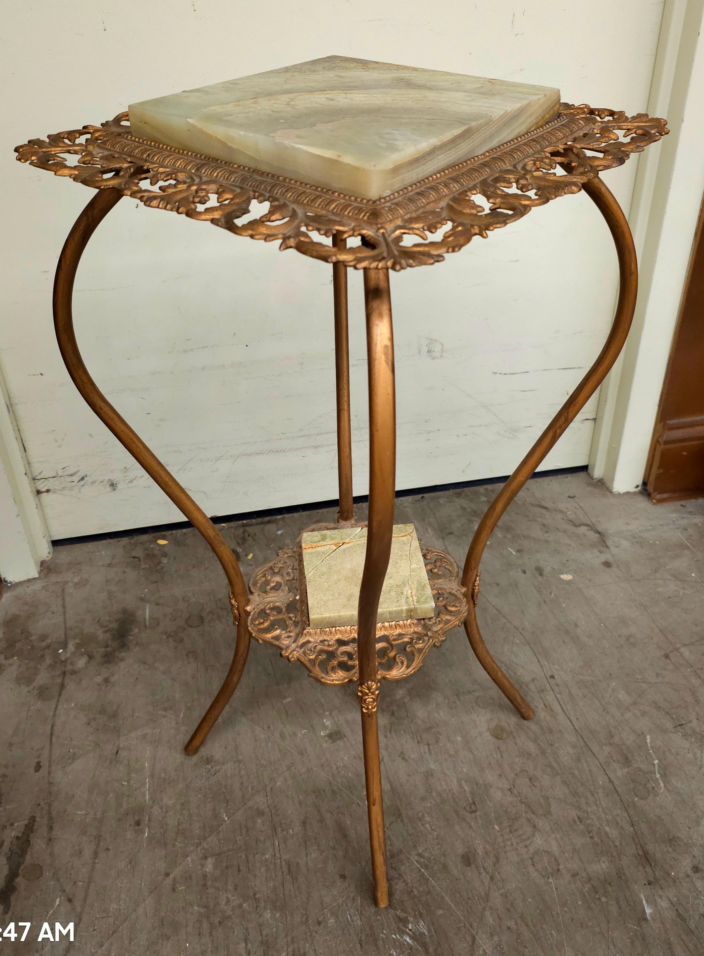 Mesa auxiliar con pedestal de latón y ónix de finales del s. XIX en Bueno estado para la venta en Germantown, MD