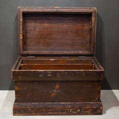 Fine del XIX/inizio del XX secolo. Antico baule in legno rosso, 1880-1930 ca.