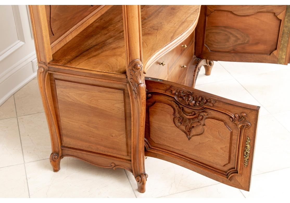 Spätes 19. - frühes 20. Jh. Französischer Serverschrank mit Marmorplatte aus Nussbaum im Angebot 3