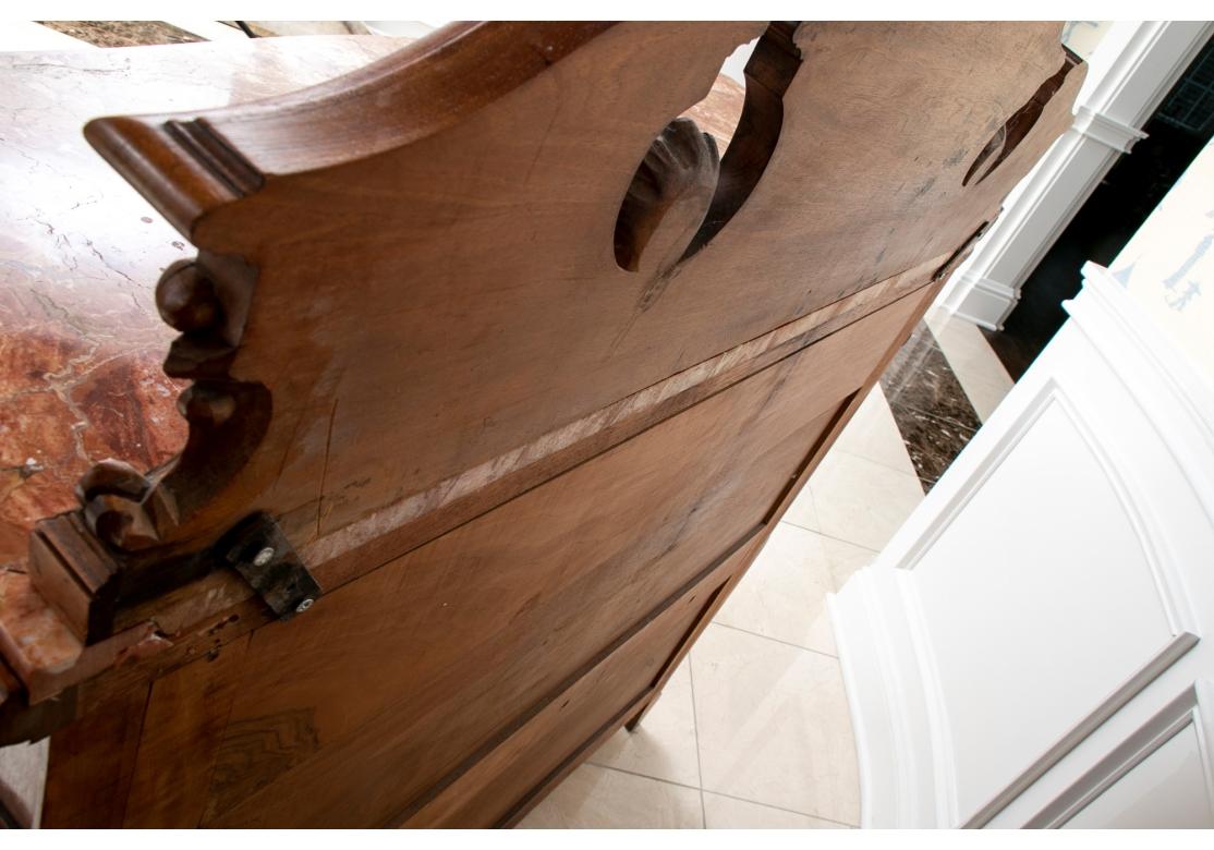 Spätes 19. - frühes 20. Jh. Französischer Serverschrank mit Marmorplatte aus Nussbaum im Angebot 6