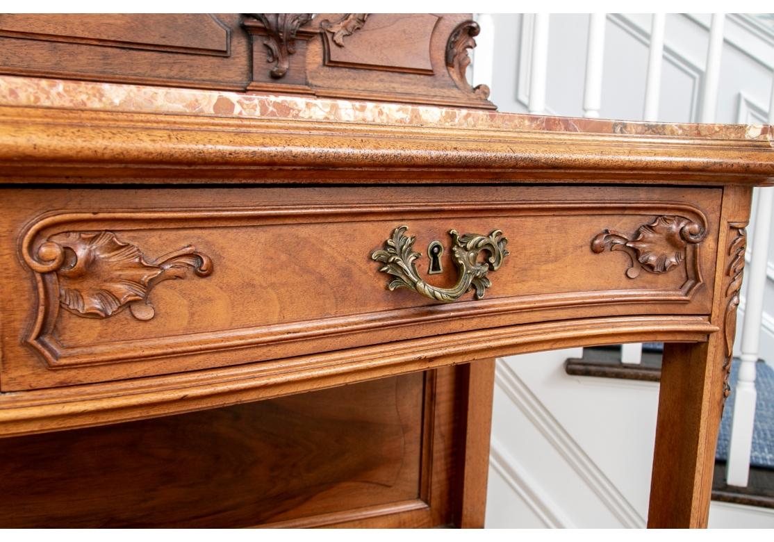 Spätes 19. - frühes 20. Jh. Französischer Serverschrank mit Marmorplatte aus Nussbaum im Angebot 7