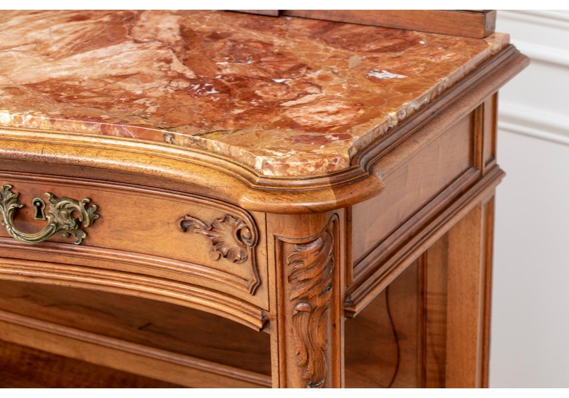 Spätes 19. - frühes 20. Jh. Französischer Serverschrank mit Marmorplatte aus Nussbaum im Angebot 9