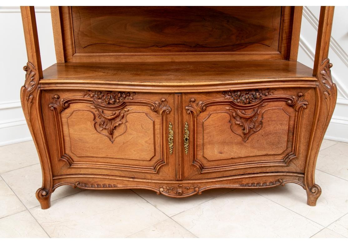 Mit einer hohen, durchbrochen geschnitzten Rückwand mit Muschel- und Blumenmotiven und Kartuschenwappen. Das serpentinenförmige Gehäuse mit angepasster rosa und weißer Marmorplatte über einem offenen Regal mit vertiefter und geschnitzter Rückseite.