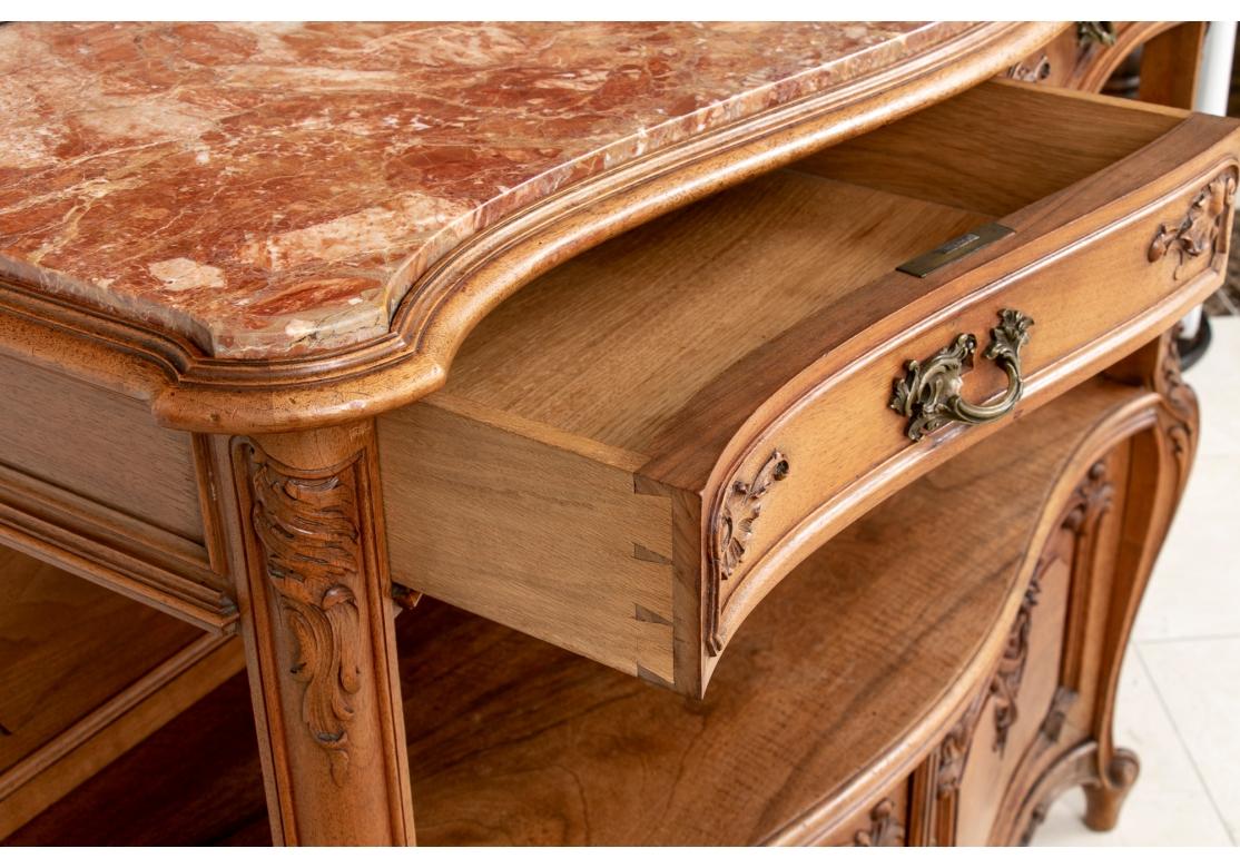 Spätes 19. - frühes 20. Jh. Französischer Serverschrank mit Marmorplatte aus Nussbaum (Französische Provence) im Angebot