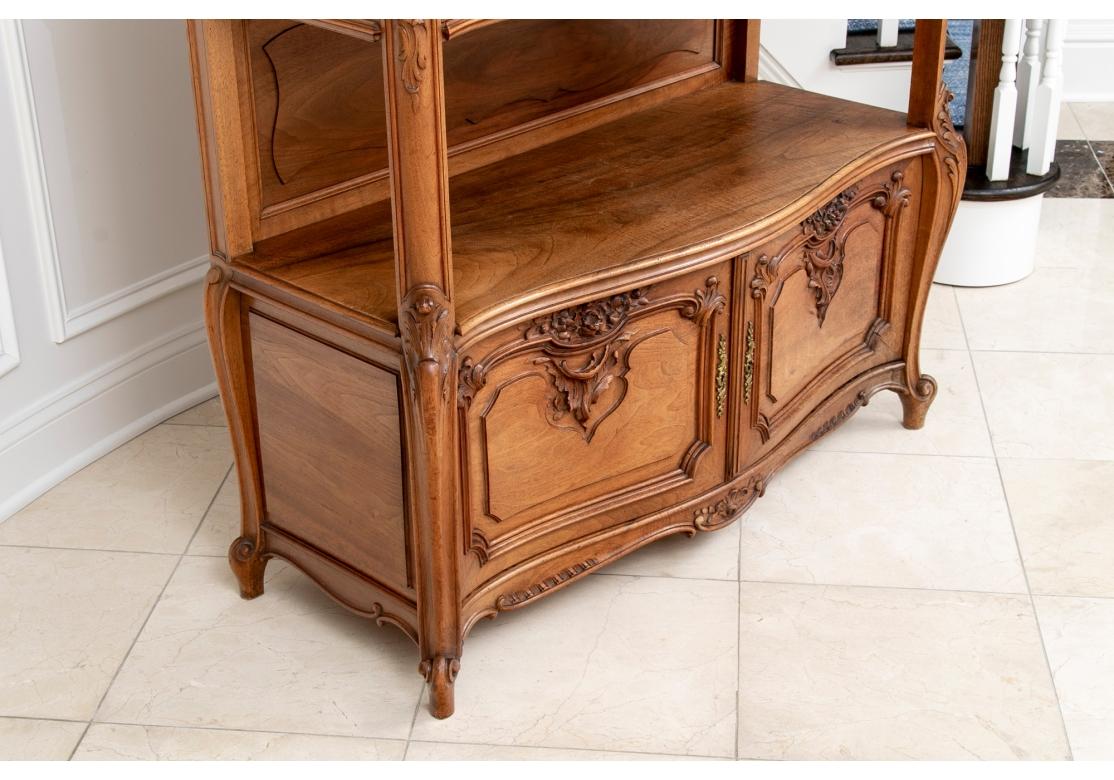 Spätes 19. - frühes 20. Jh. Französischer Serverschrank mit Marmorplatte aus Nussbaum (Geschnitzt) im Angebot
