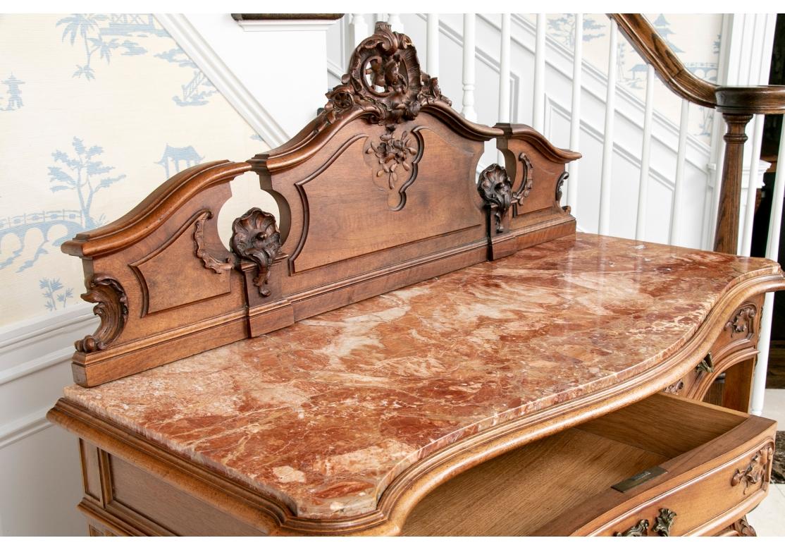 Spätes 19. - frühes 20. Jh. Französischer Serverschrank mit Marmorplatte aus Nussbaum im Zustand „Starke Gebrauchsspuren“ im Angebot in Bridgeport, CT