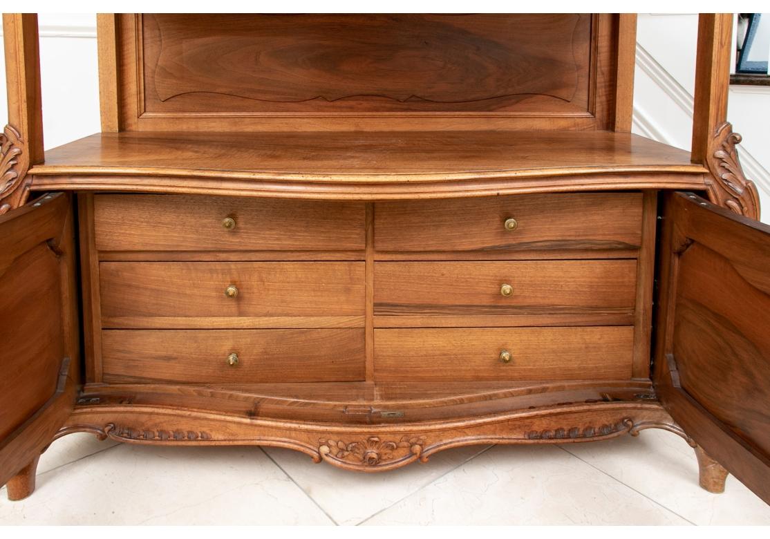 Spätes 19. - frühes 20. Jh. Französischer Serverschrank mit Marmorplatte aus Nussbaum (20. Jahrhundert) im Angebot
