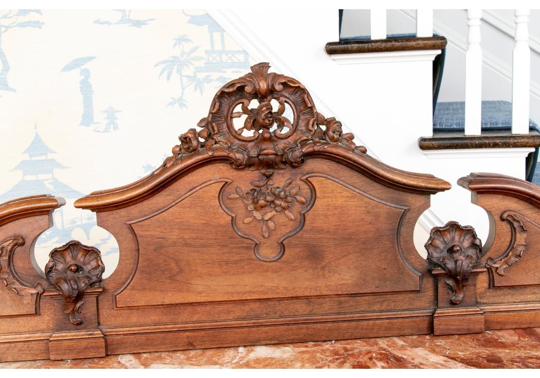 Spätes 19. - frühes 20. Jh. Französischer Serverschrank mit Marmorplatte aus Nussbaum im Angebot 1