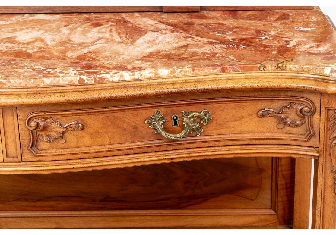 Spätes 19. - frühes 20. Jh. Französischer Serverschrank mit Marmorplatte aus Nussbaum im Angebot 2