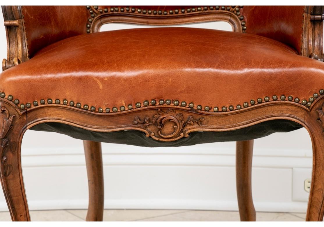 Ensemble de 14 chaises de salle à manger françaises tapissées de cuir de la fin du XIXe et du début du XXe siècle en vente 4
