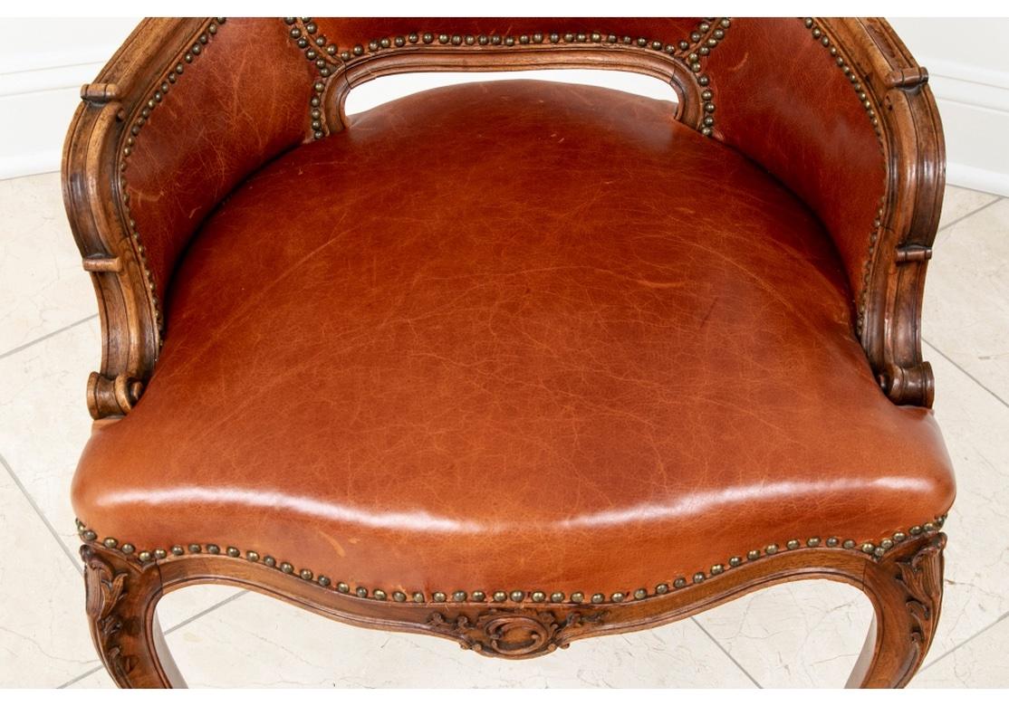 Ensemble de 14 chaises de salle à manger françaises tapissées de cuir de la fin du XIXe et du début du XXe siècle en vente 10