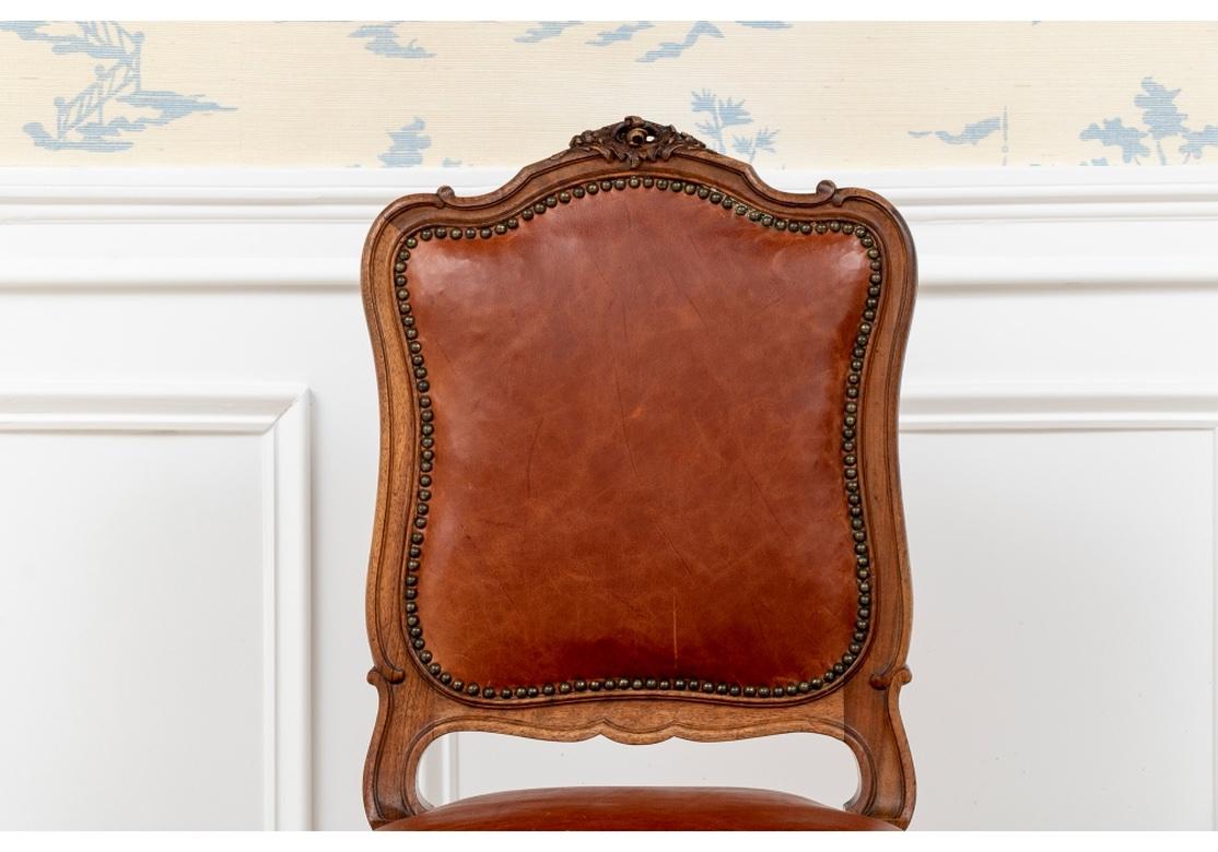 Louis XV Ensemble de 14 chaises de salle à manger françaises tapissées de cuir de la fin du XIXe et du début du XXe siècle en vente
