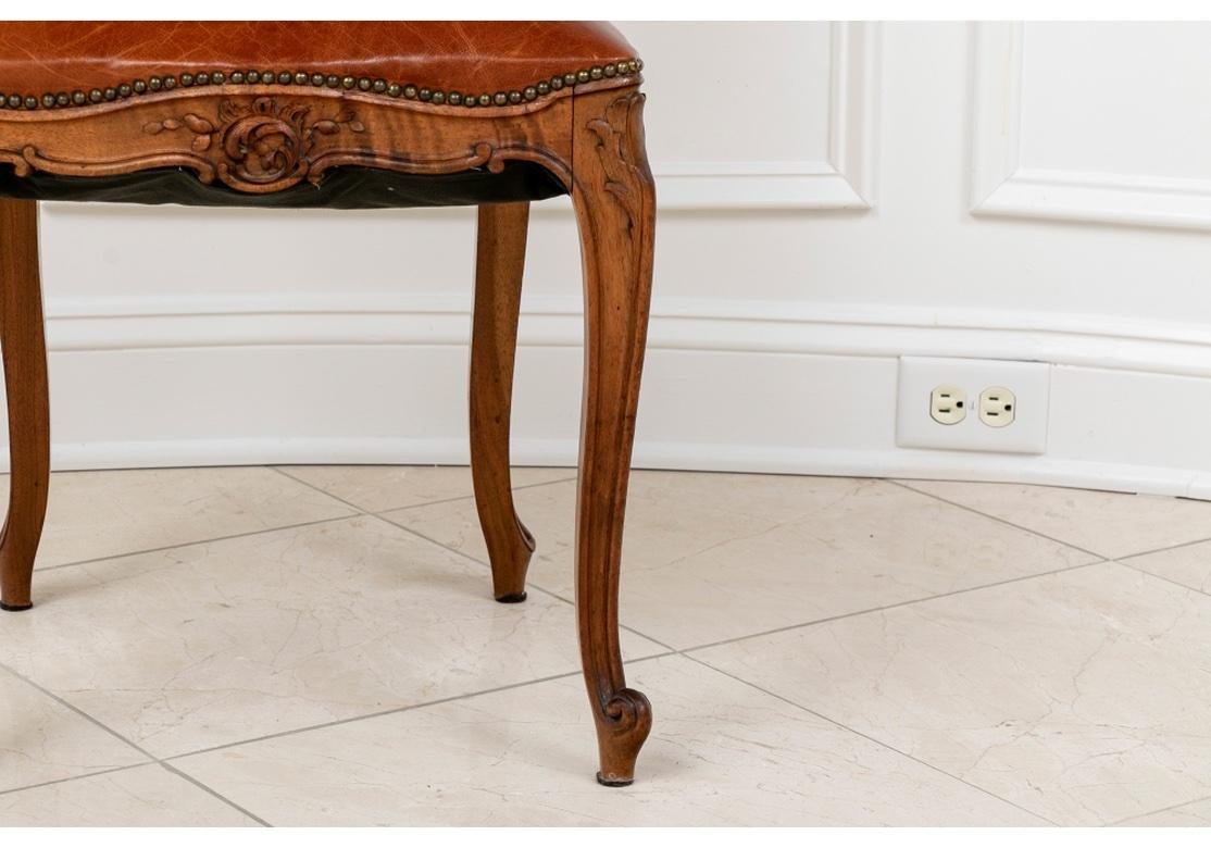 Cuir Ensemble de 14 chaises de salle à manger françaises tapissées de cuir de la fin du XIXe et du début du XXe siècle en vente