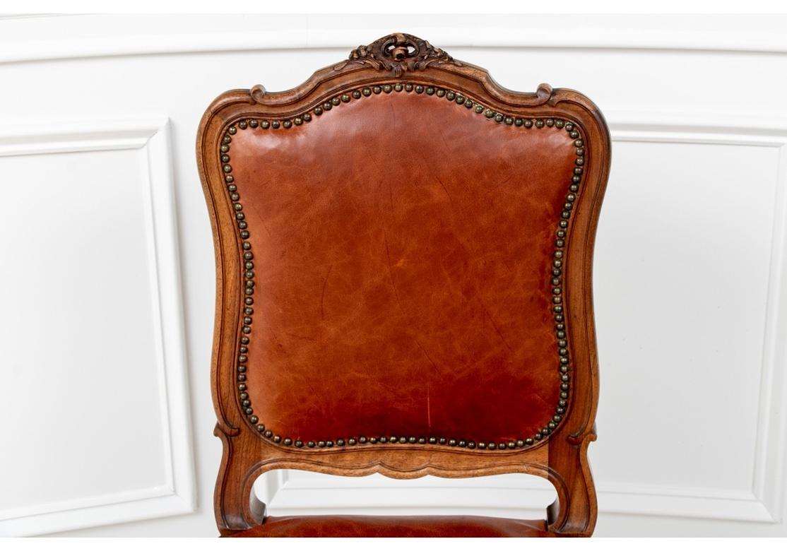 Ensemble de 14 chaises de salle à manger françaises tapissées de cuir de la fin du XIXe et du début du XXe siècle en vente 1