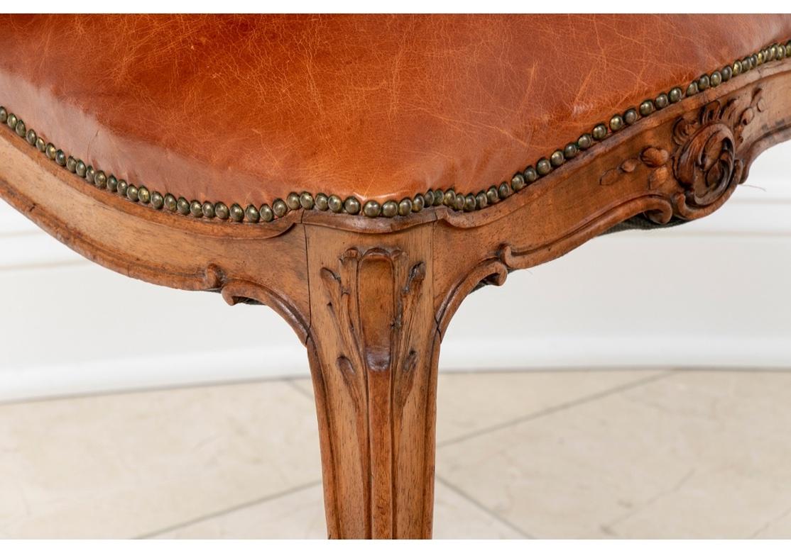 Ensemble de 14 chaises de salle à manger françaises tapissées de cuir de la fin du XIXe et du début du XXe siècle en vente 2