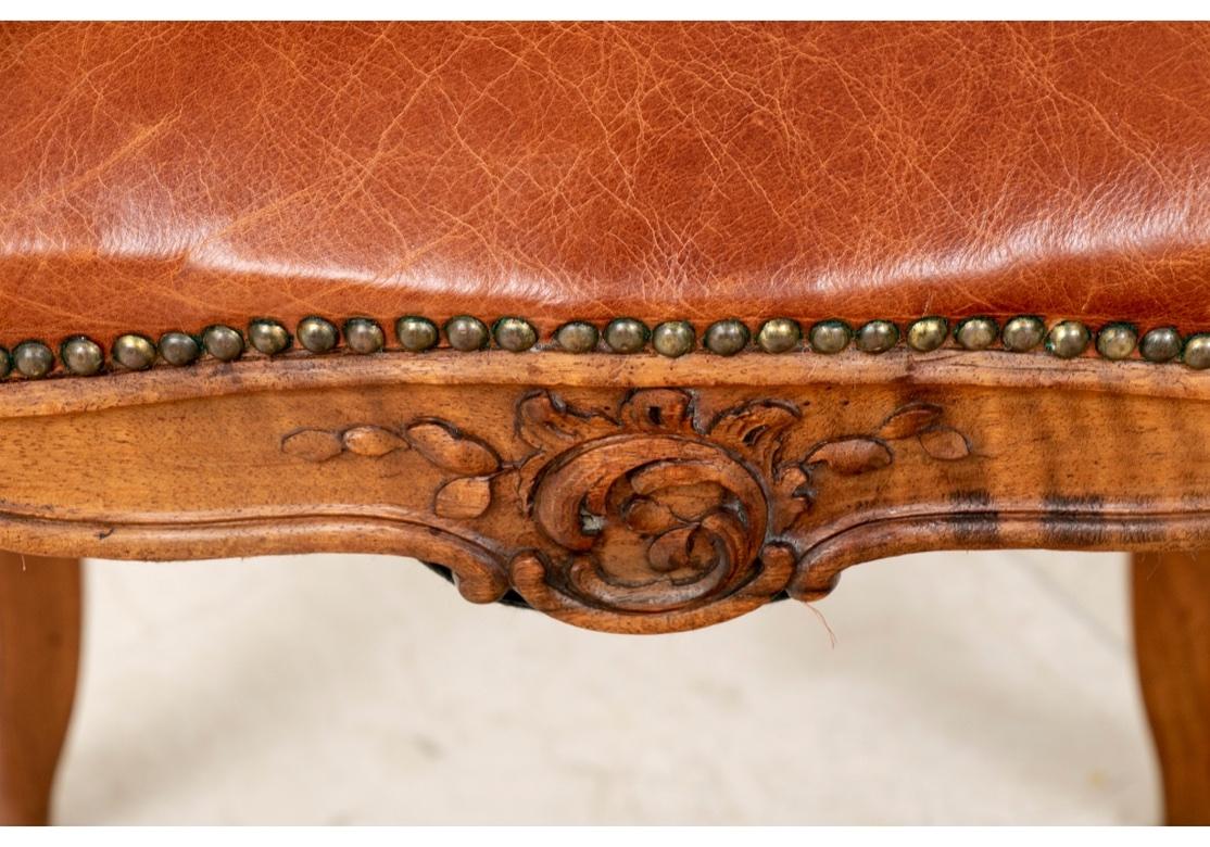 Ensemble de 14 chaises de salle à manger françaises tapissées de cuir de la fin du XIXe et du début du XXe siècle en vente 3