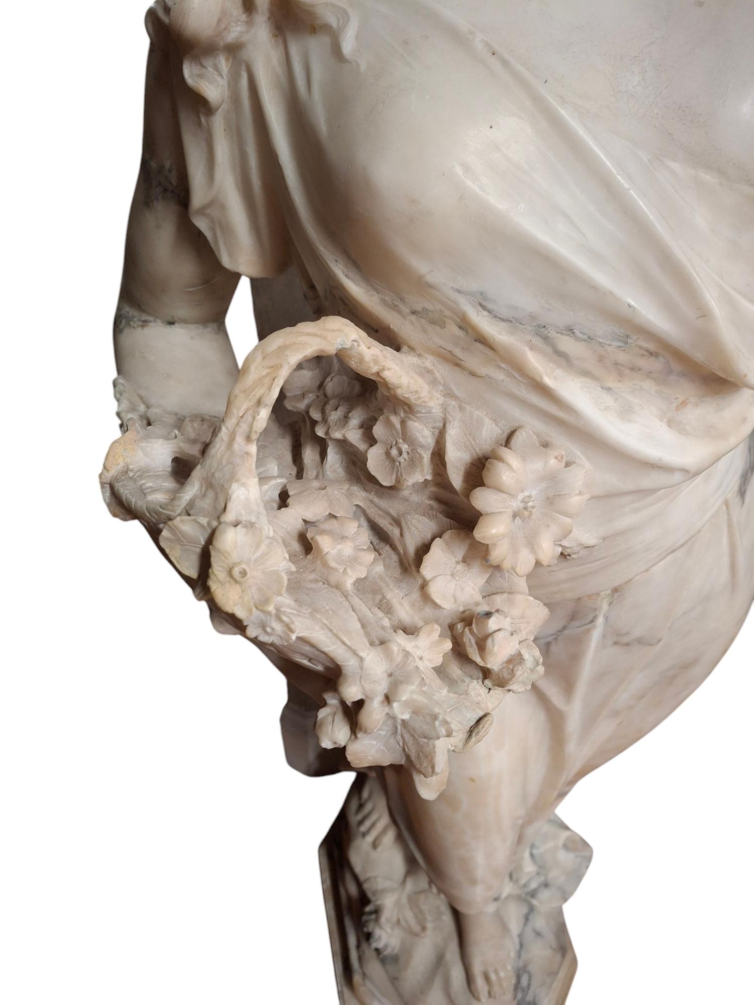 Intagliato Statua in alabastro francese della fine del XIX-inizio del XX secolo in vendita