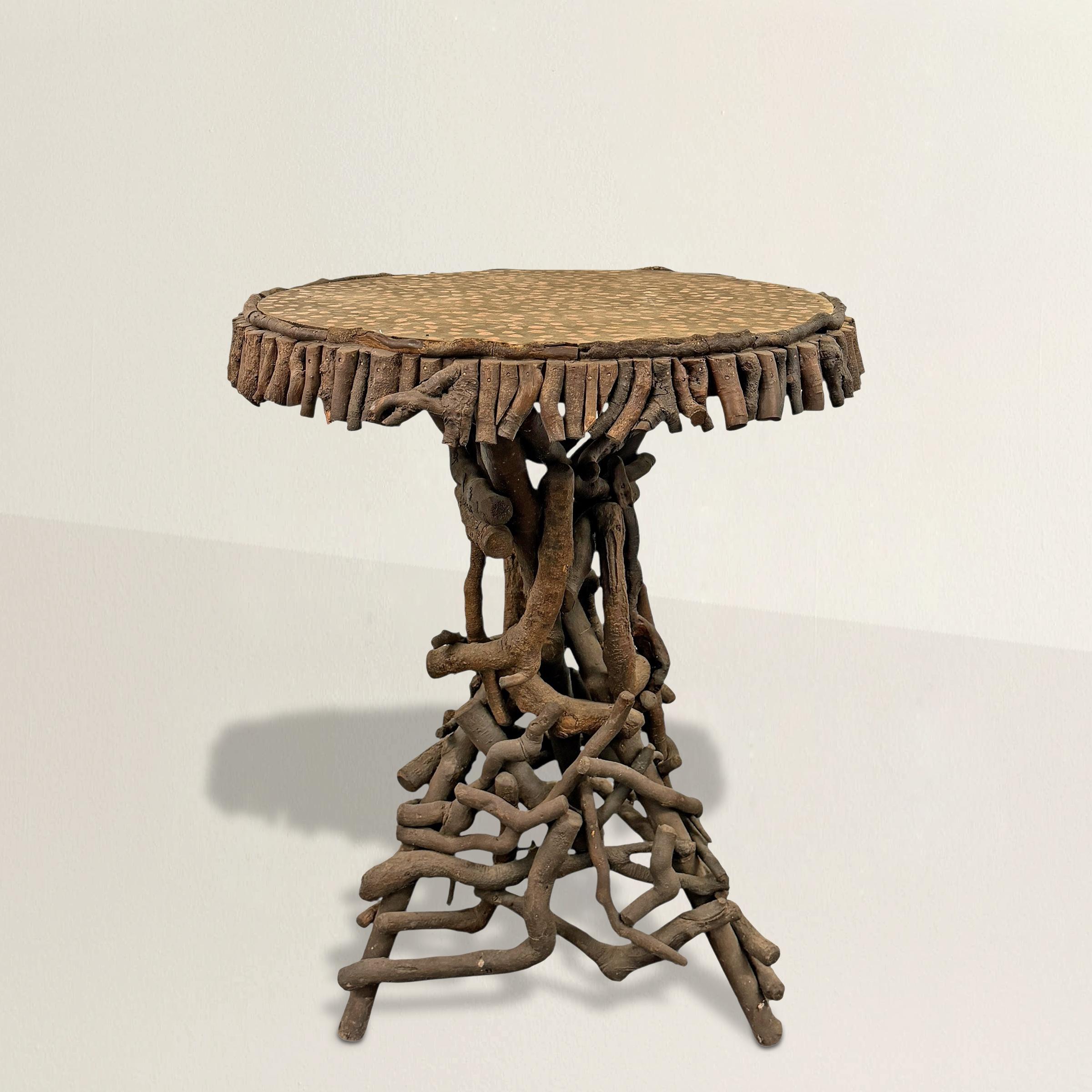 Reliquia lírica del ingenio rústico, esta mesa auxiliar de ramitas de Adirondack de finales del siglo XIX o principios del XX capta la poesía de la naturaleza salvaje americana hecha a mano. Su parte superior redonda -pintada en una suave dispersión