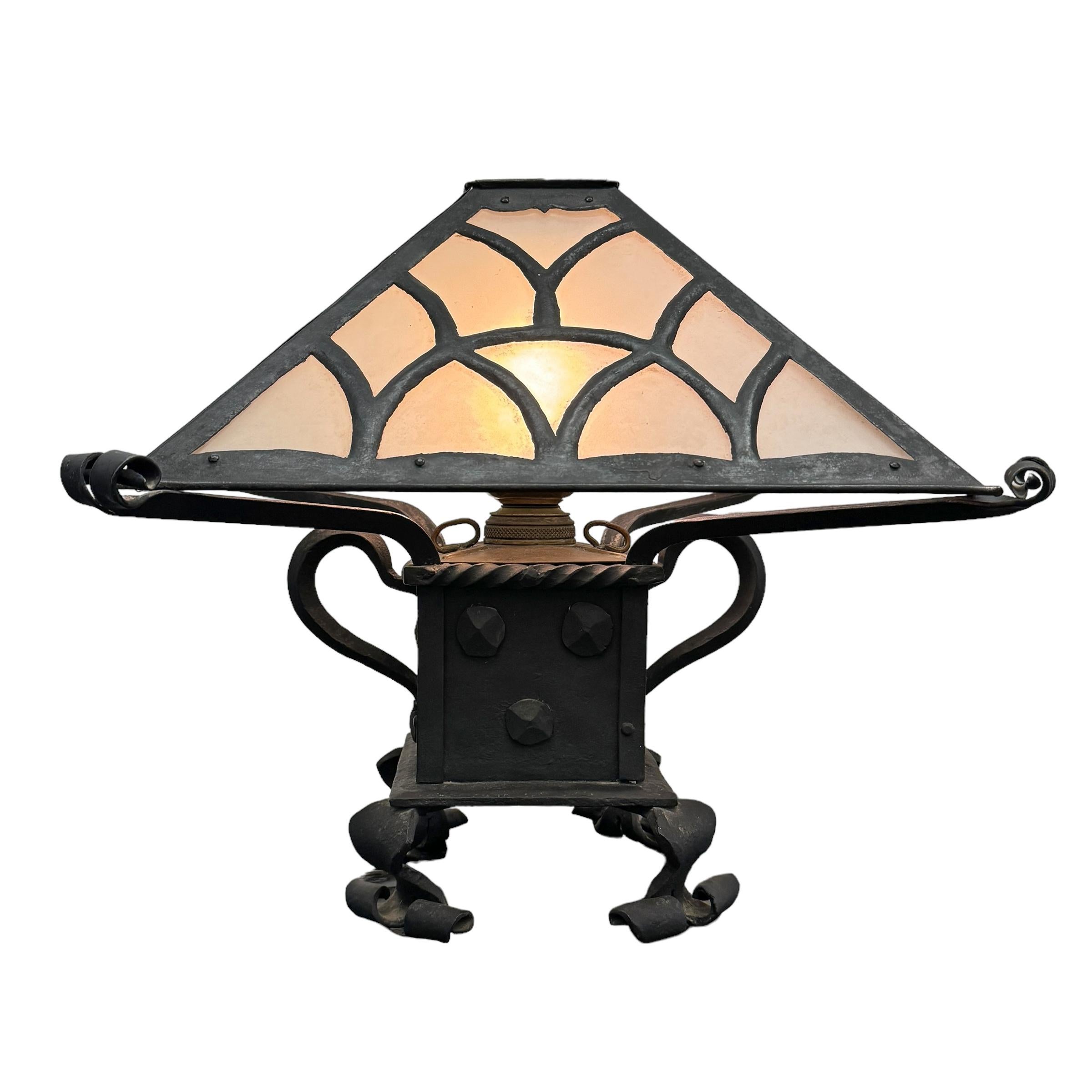 Late 19th/Early 20th Century American Arts and Crafts Wrought Iron Lamp In Good Condition For Sale In Chicago, IL