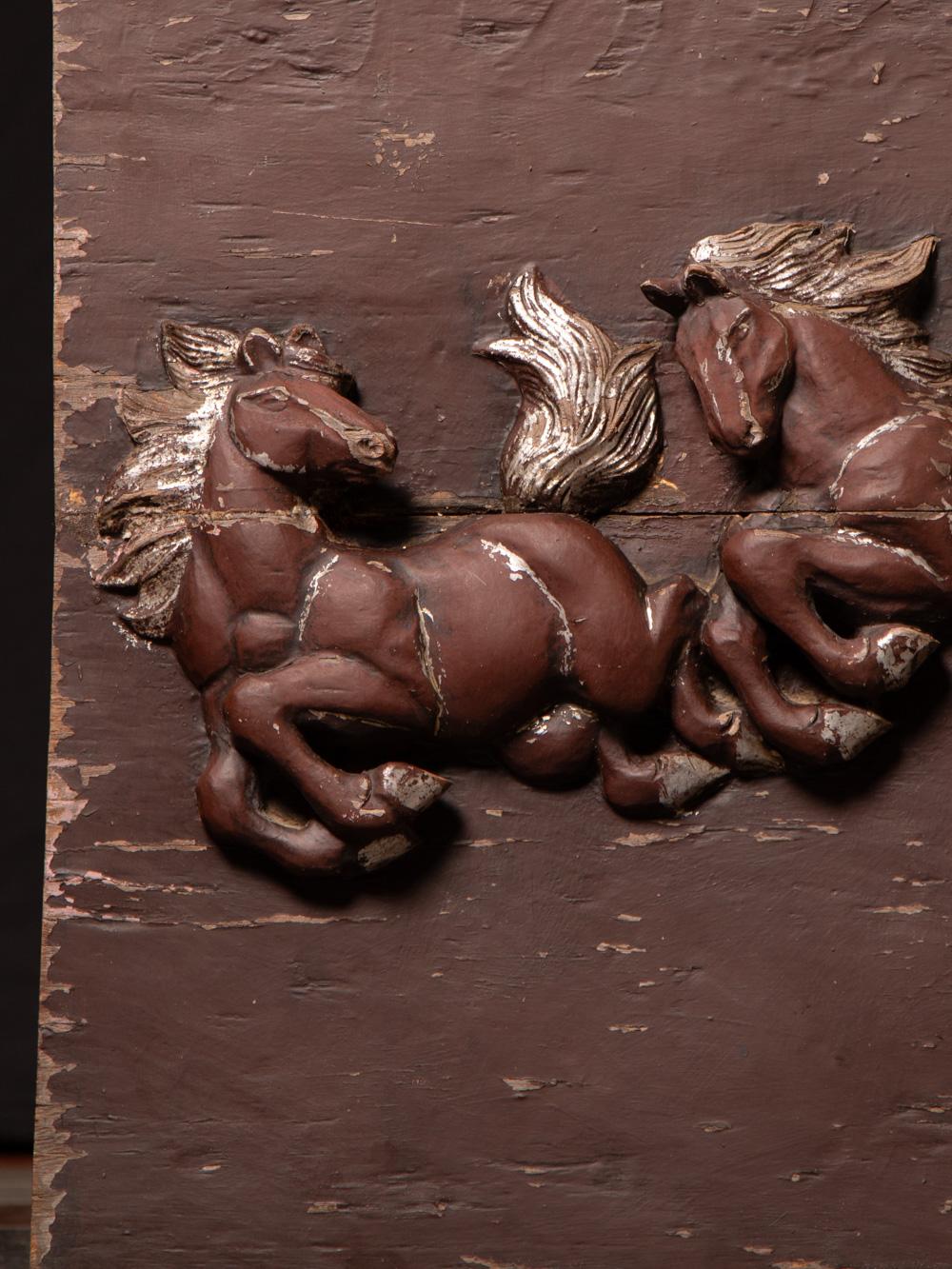 Diese antike Holztafel mit Pferden im Feng Shui-Stil stammt aus Burma und ist aus dem späten 19. / frühen 20. Jahrhundert. Die aus Holz gefertigten Pferde sind kraftvolle Feng Shui-Symbole für Stärke, Autorität und Energie und tragen das reiche