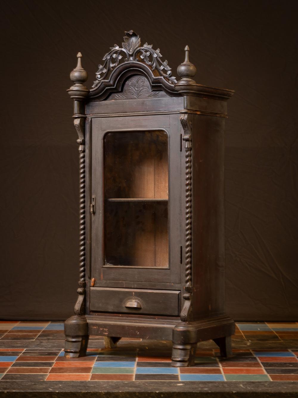 Fin 19e / début 20e siècle Cabinet de temple ancien en bois - Bouddhas originaux Bon état - En vente à DEVENTER, NL