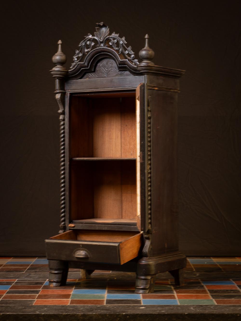 XIXe siècle Fin 19e / début 20e siècle Cabinet de temple ancien en bois - Bouddhas originaux en vente