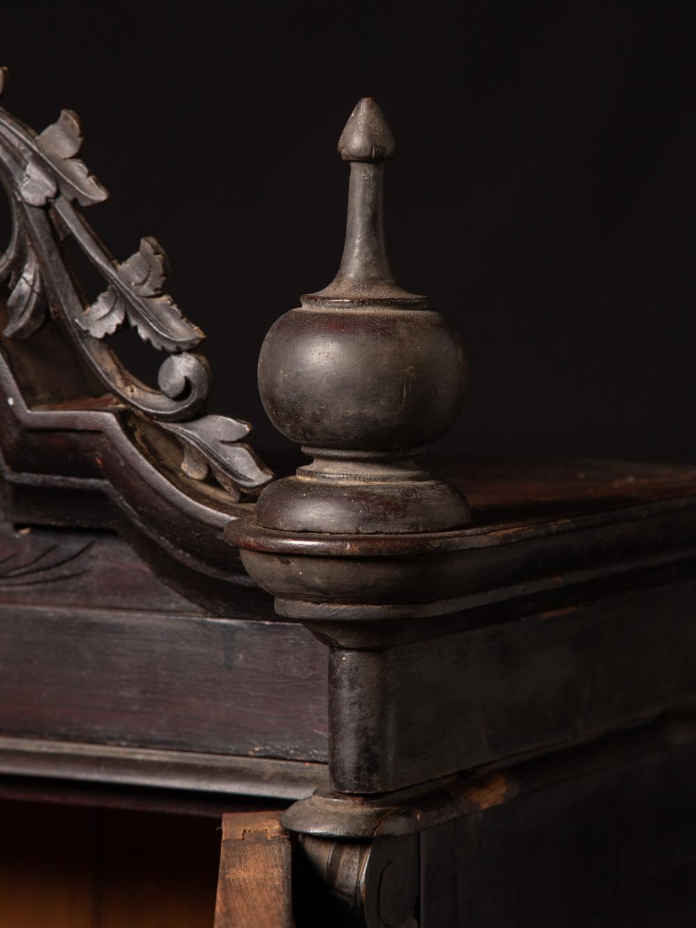 Fin 19e / début 20e siècle Cabinet de temple ancien en bois - Bouddhas originaux en vente 3