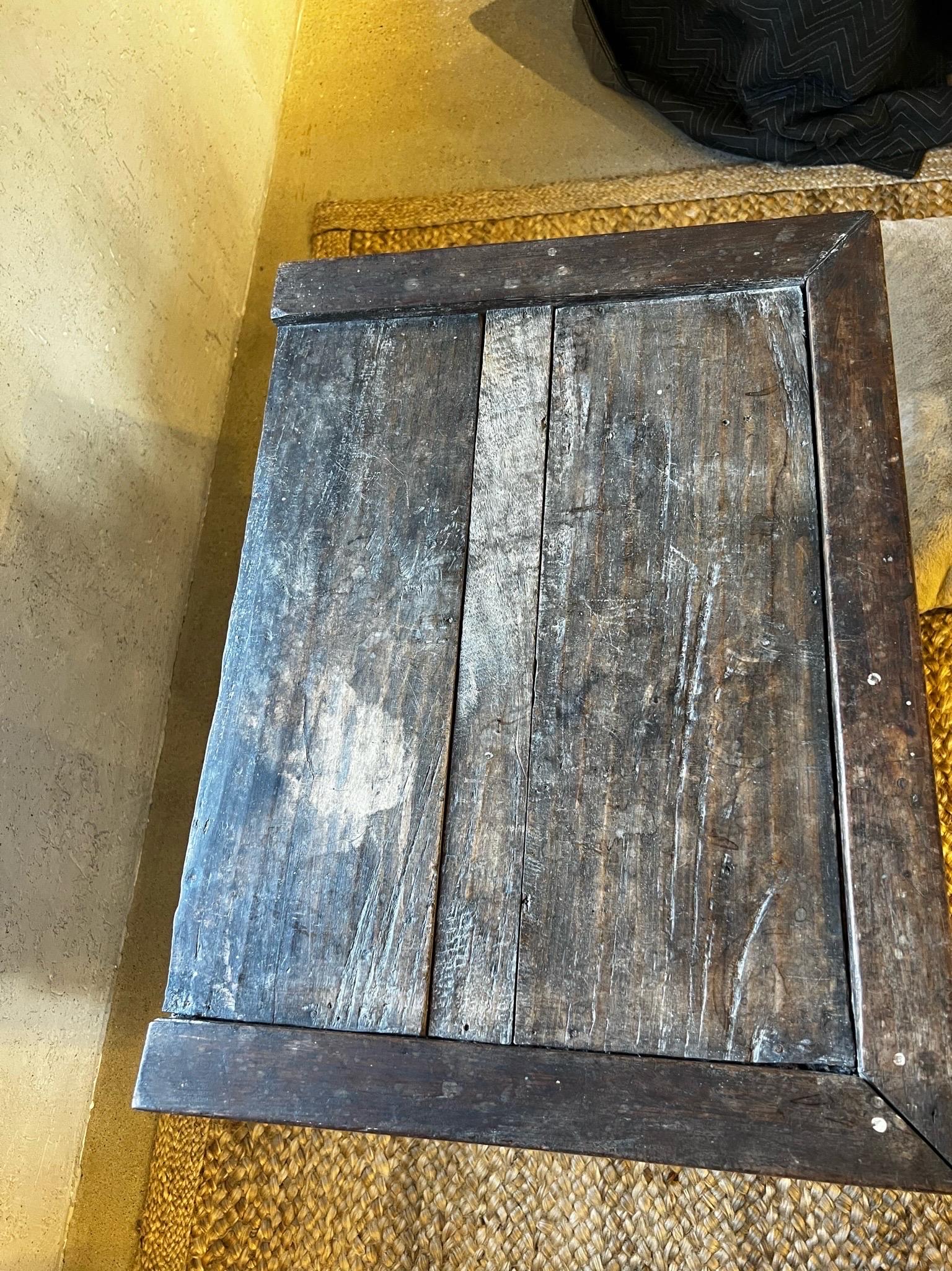 Primitive Apothekertruhe mit rustikaler Patina 