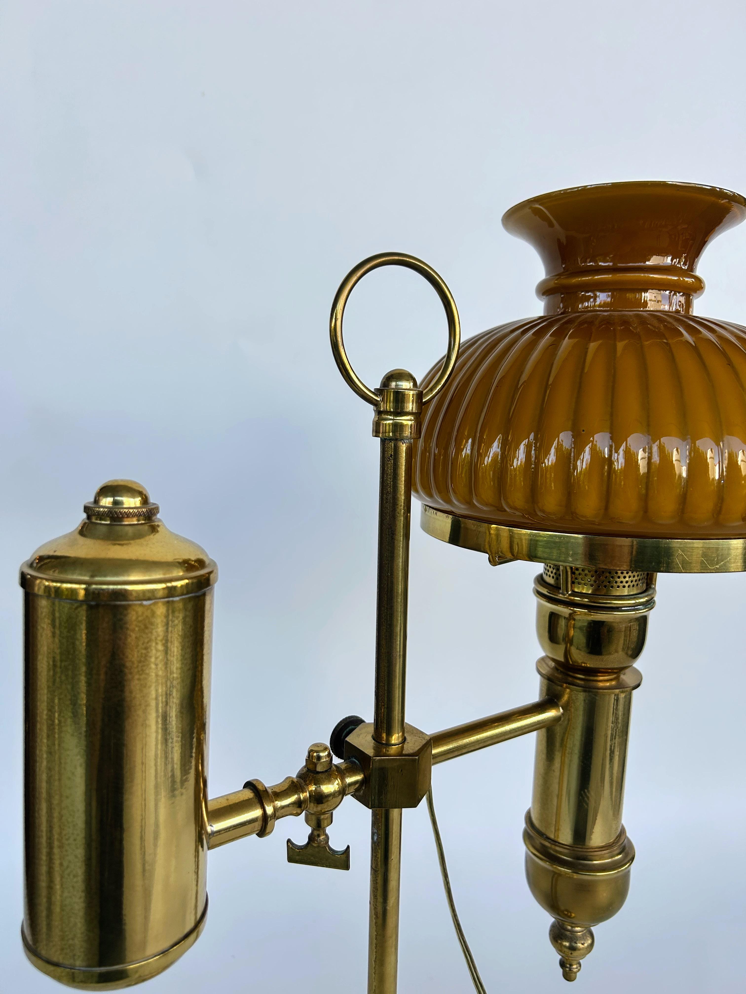 Fin 19e-début 20e siècle Lampe de bibliothèque en laiton et verre avec abat-jour en verre Bon état - En vente à Miami, FL